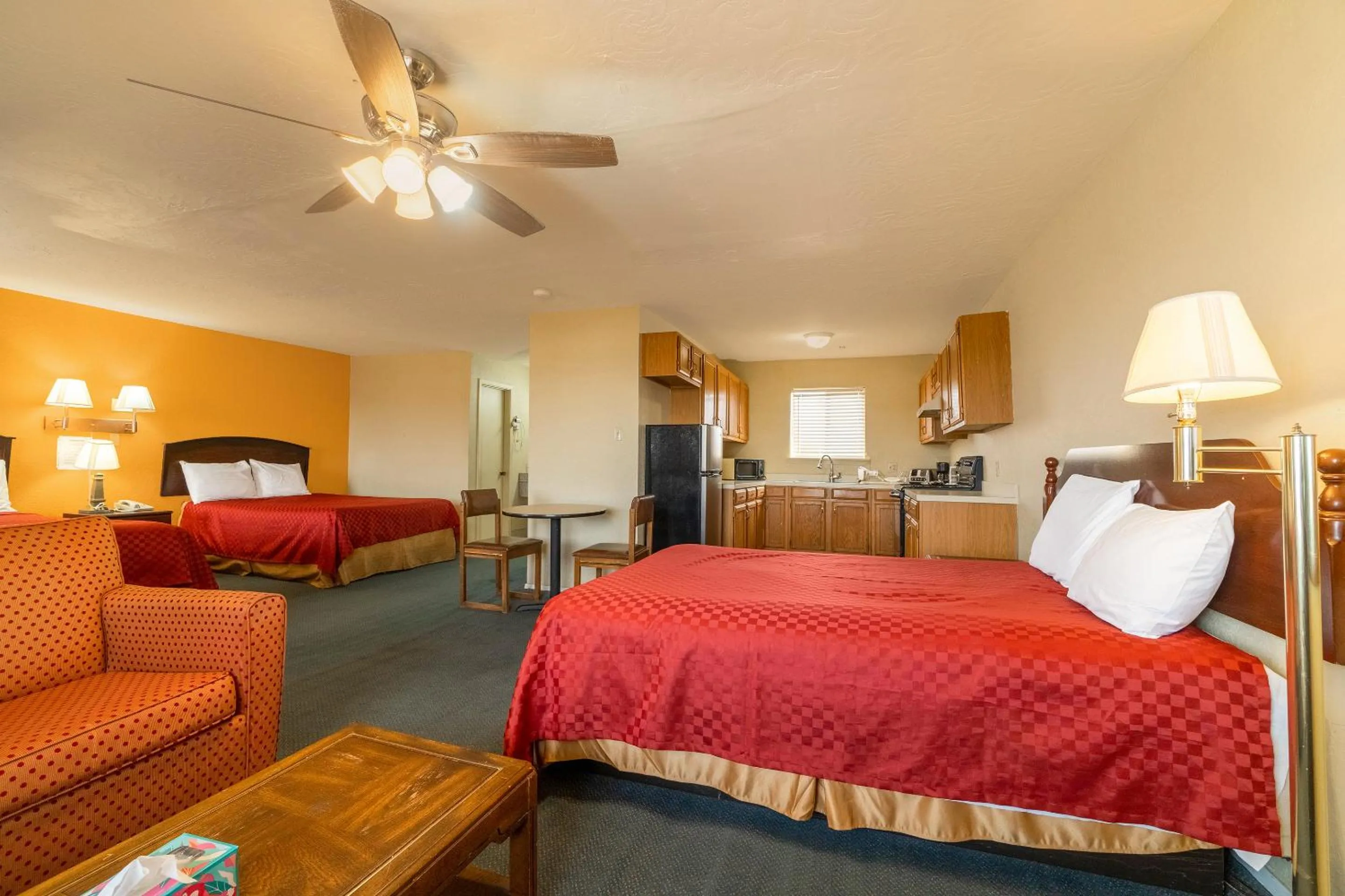 Bedroom in Stamford Inn By OYO