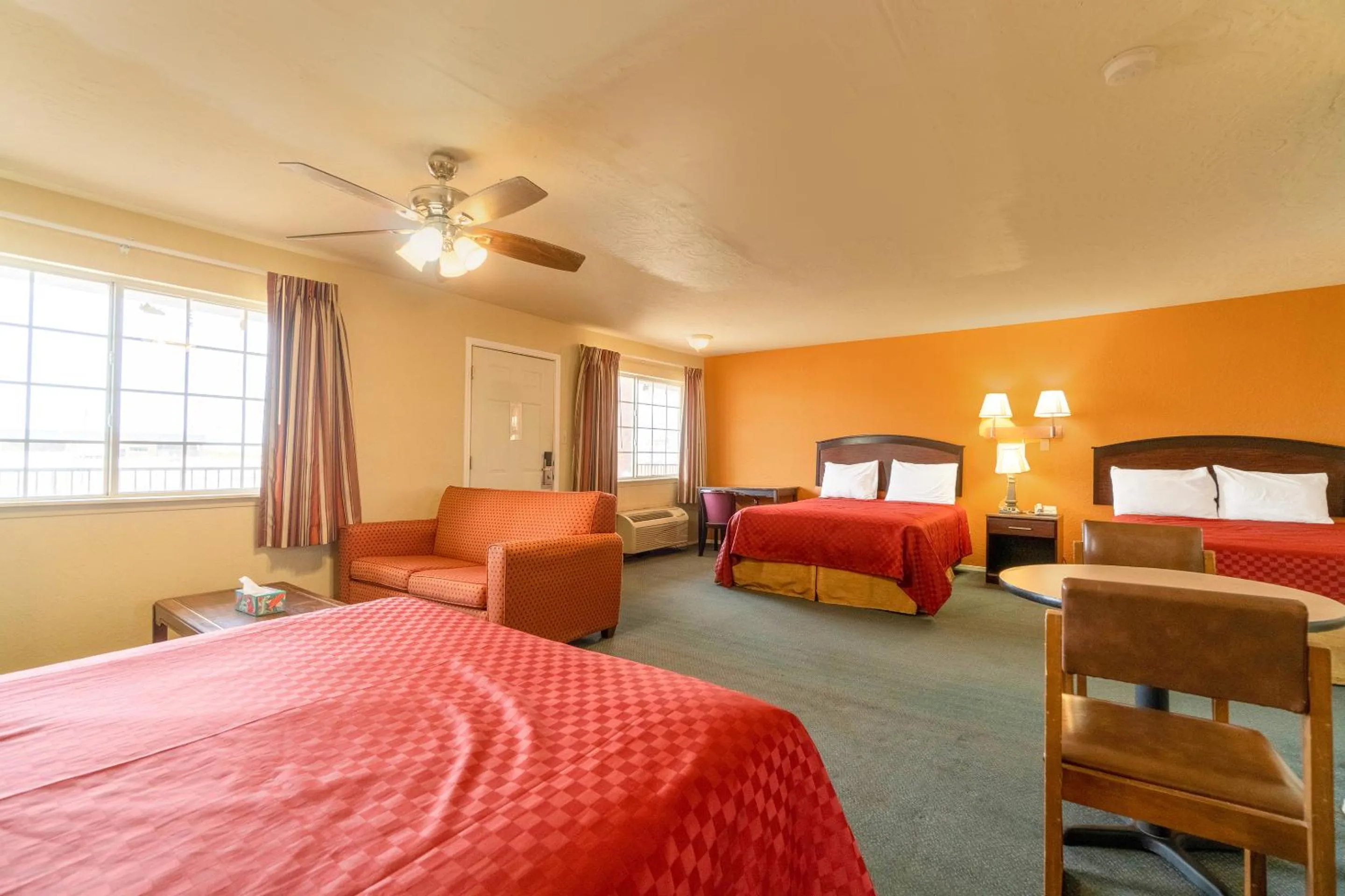 Bedroom in Stamford Inn By OYO