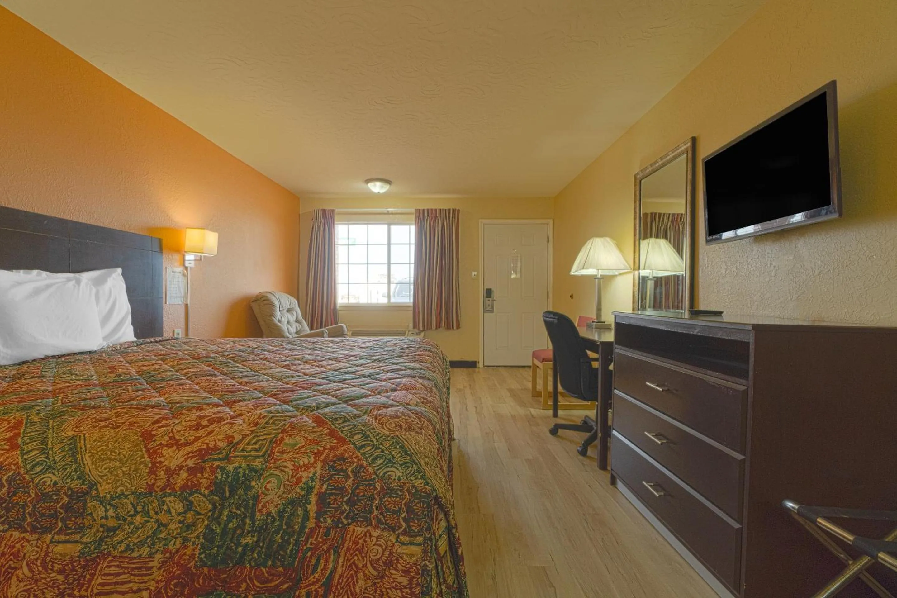 Bedroom in Stamford Inn By OYO