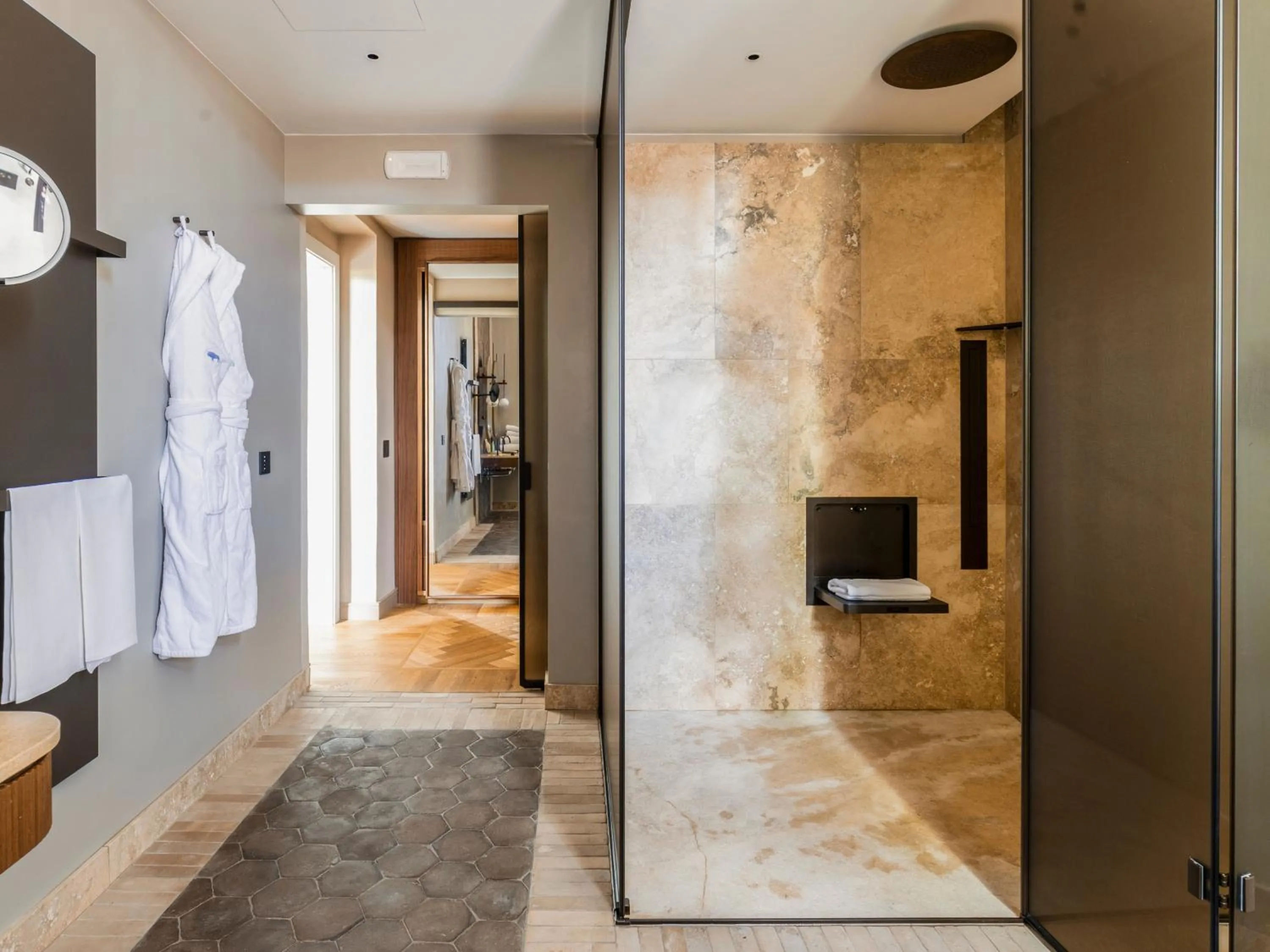 Shower in Borgo Dei Conti Resort Relais & Chateaux