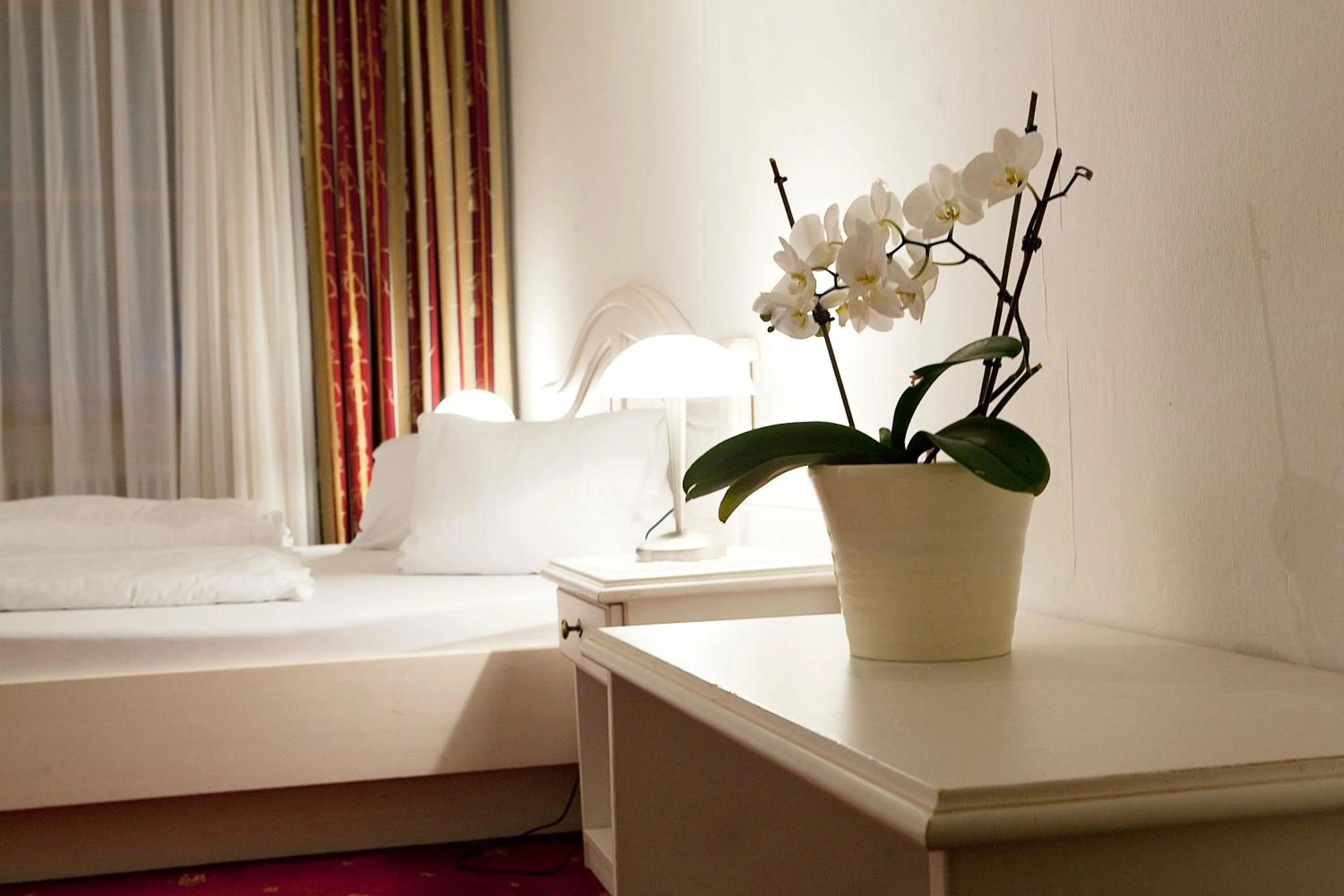 Bedroom, Bed in Gasthof Andrelwirt Rauris