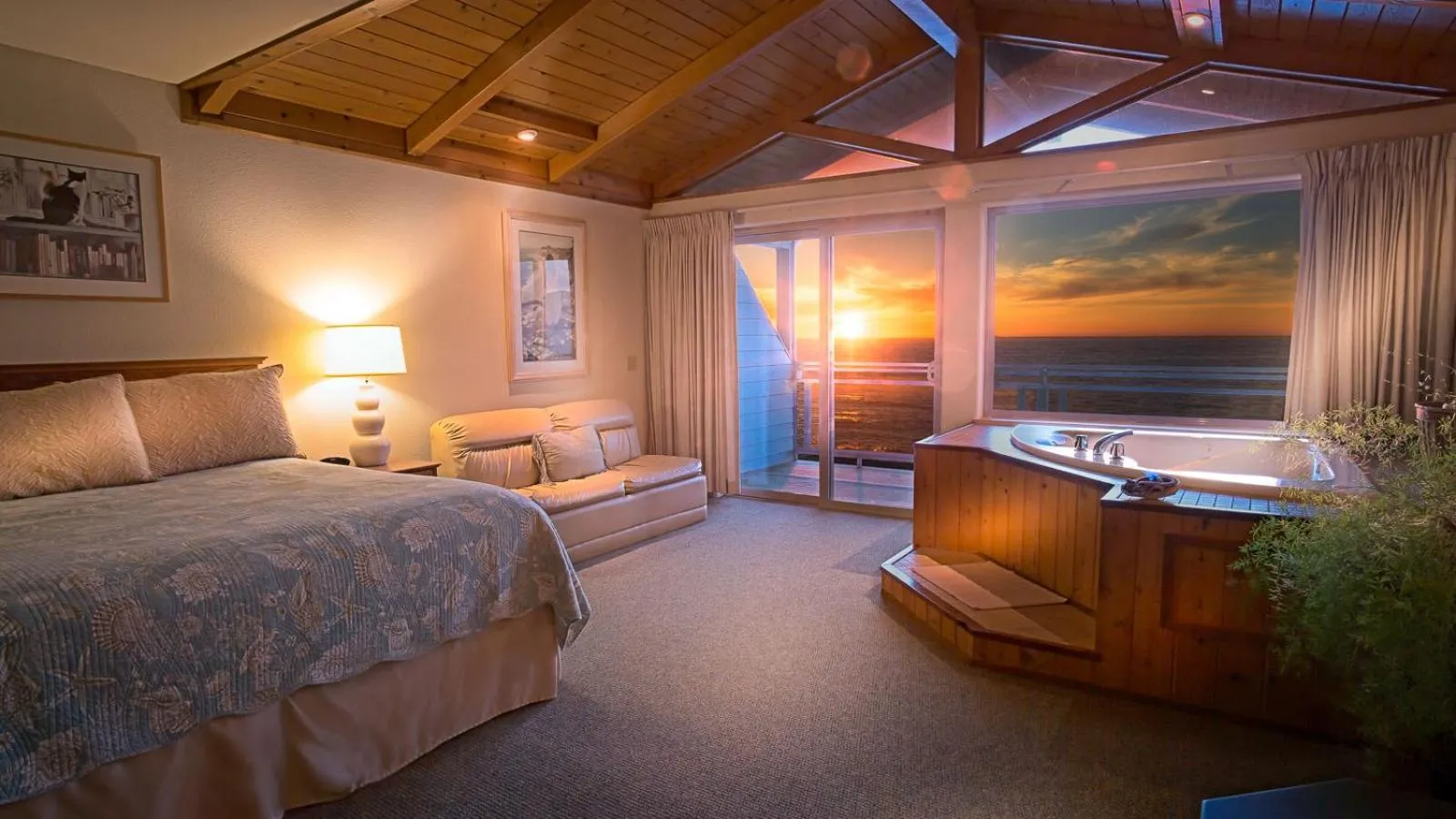 Photo of the whole room, Bed in Inn of the Lost Coast