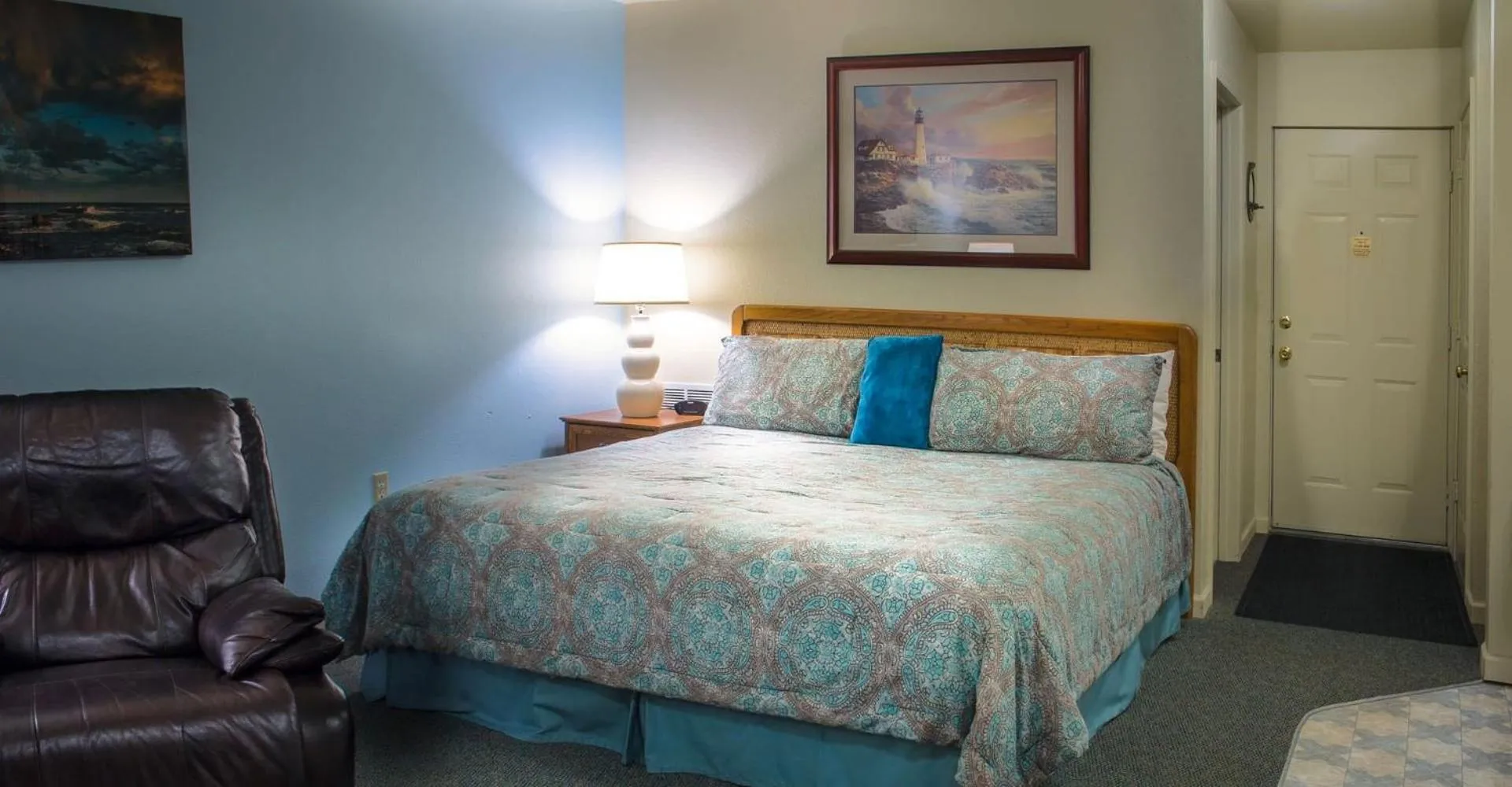 Bed in Inn of the Lost Coast