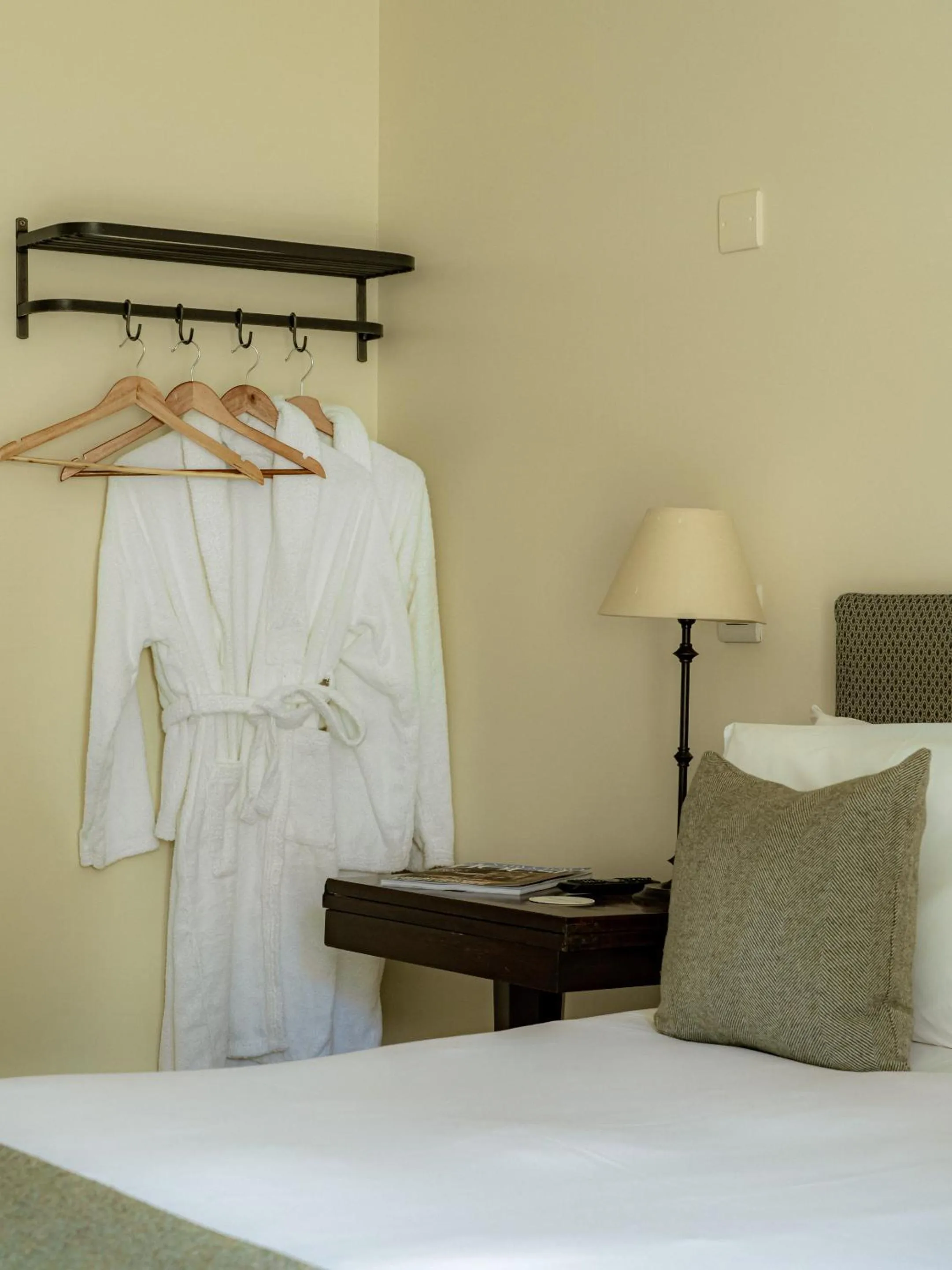 Bedroom, Bed in The Bell Inn