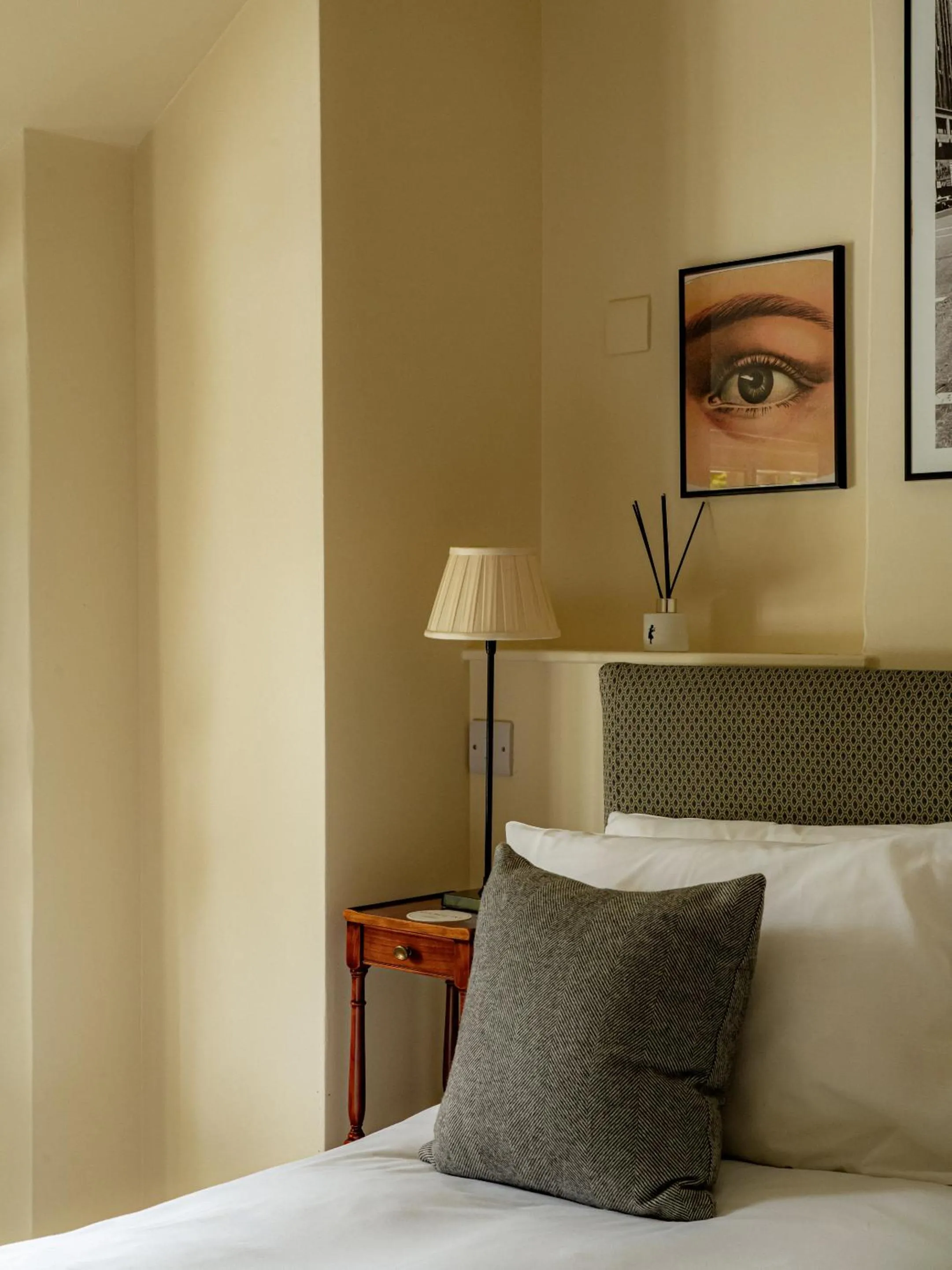 Bedroom, Bed in The Bell Inn