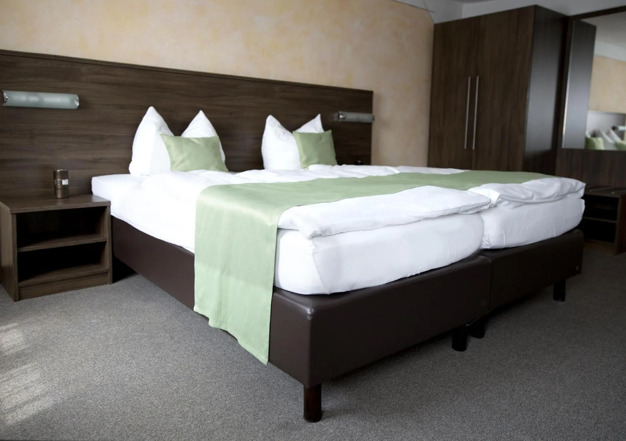 Photo of the whole room, Bed in Hotel Garni Goldene Traube