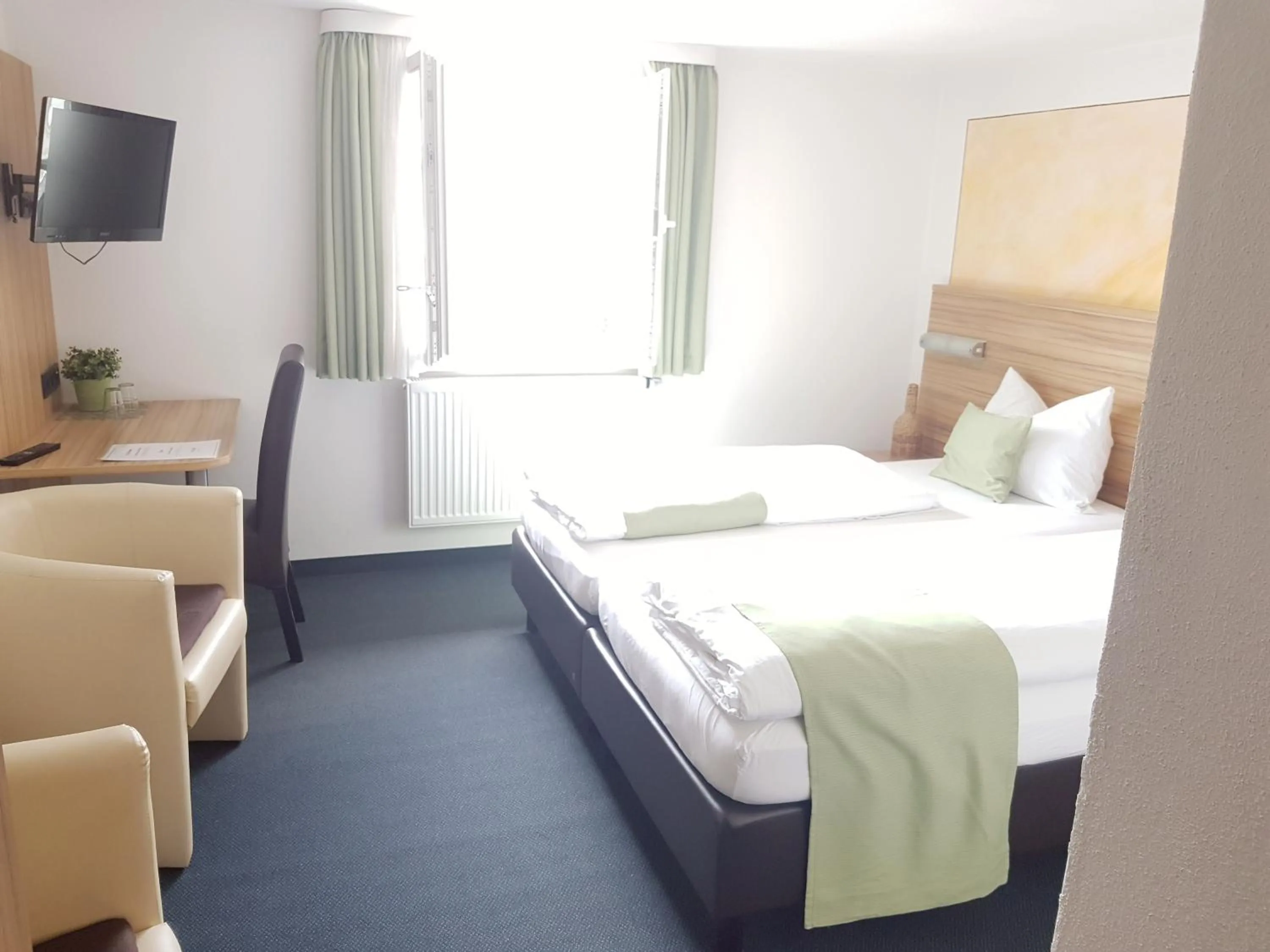 Photo of the whole room, Bed in Hotel Garni Goldene Traube