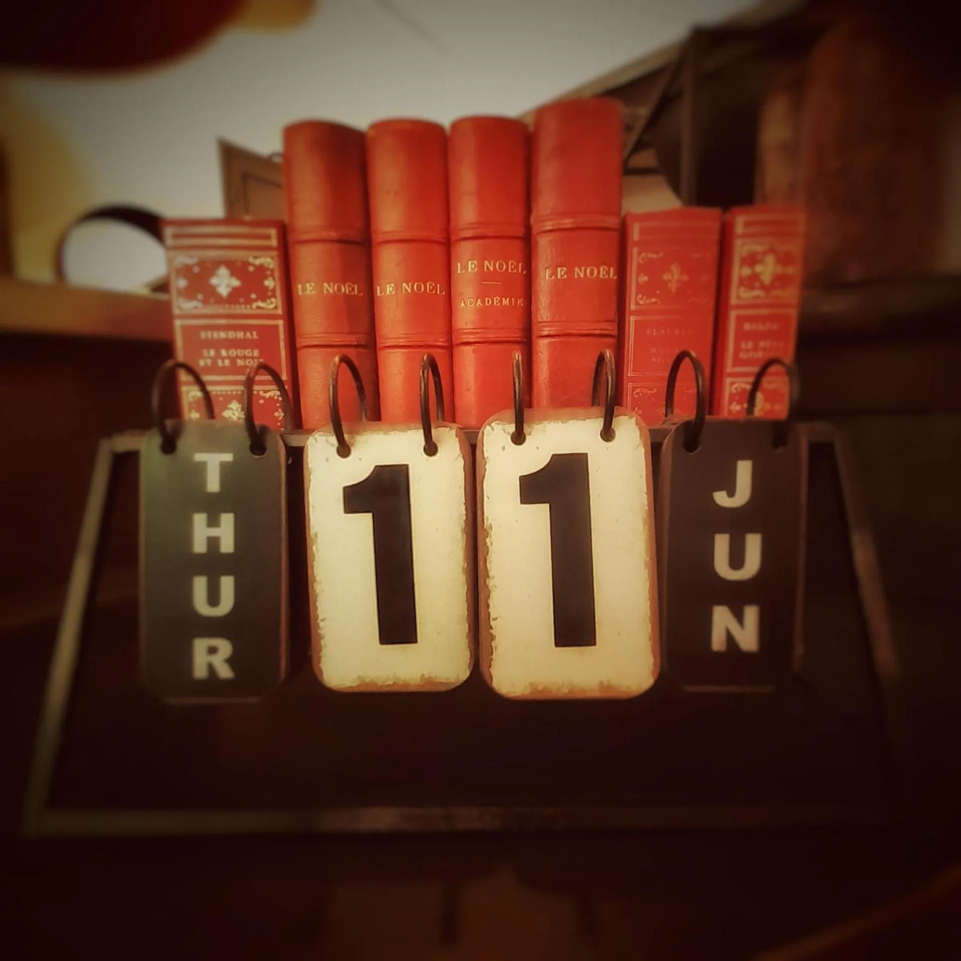 Text overlay in L'Instant Sévigné