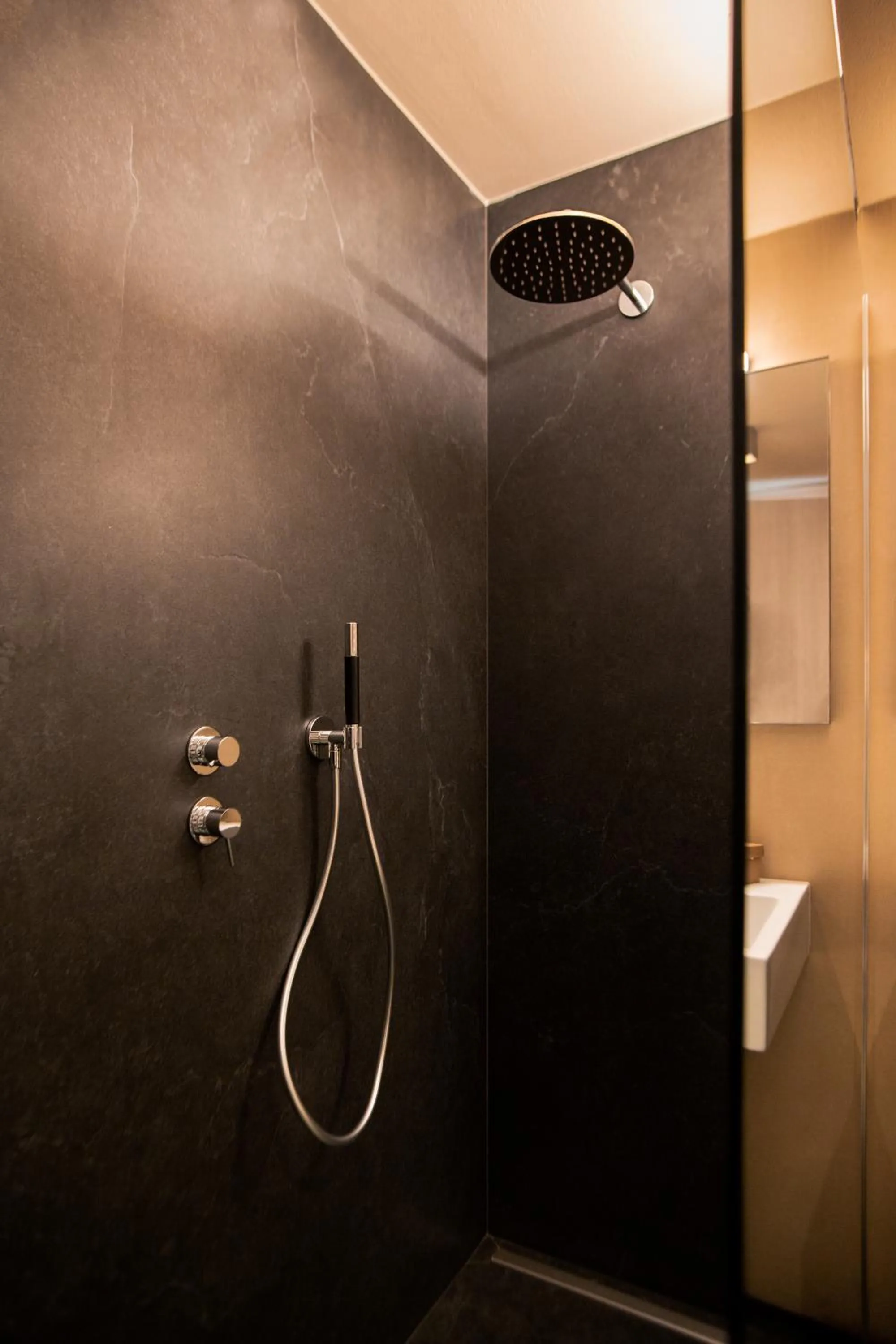 Shower in Hotel Olivedo