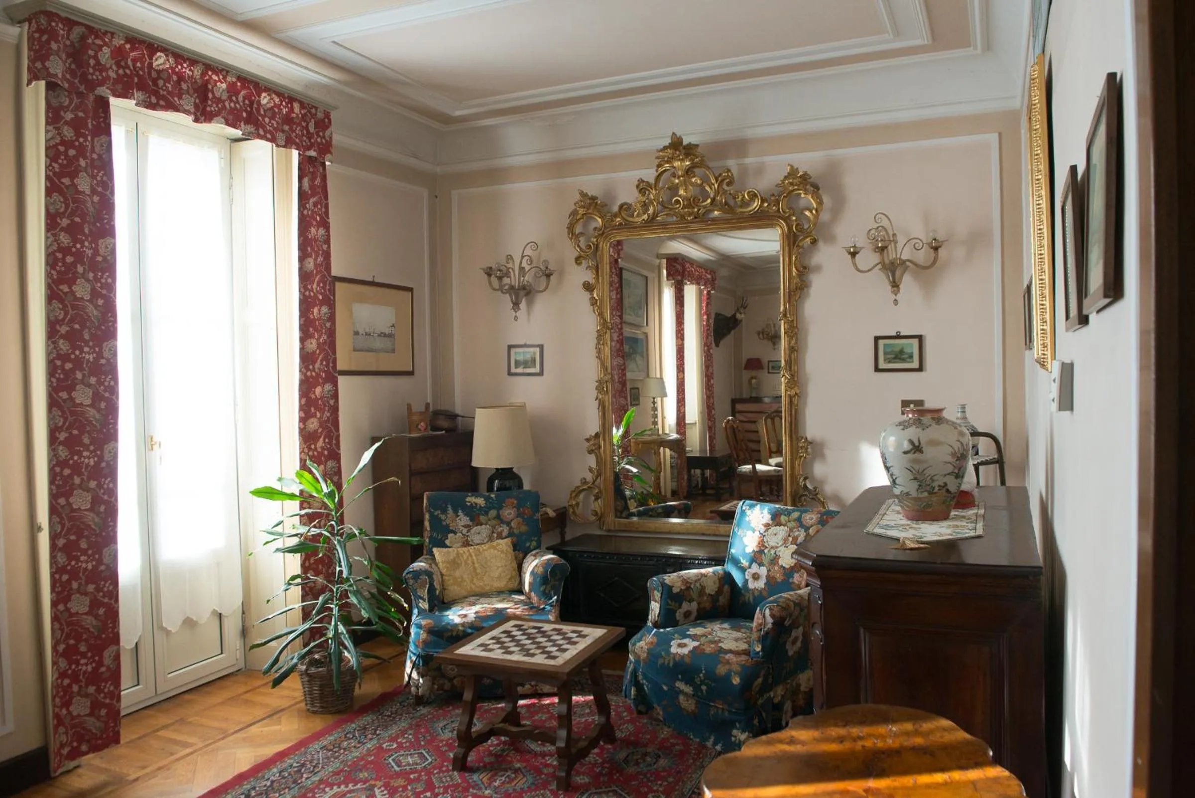 Communal lounge/ TV room in Hotel Olivedo