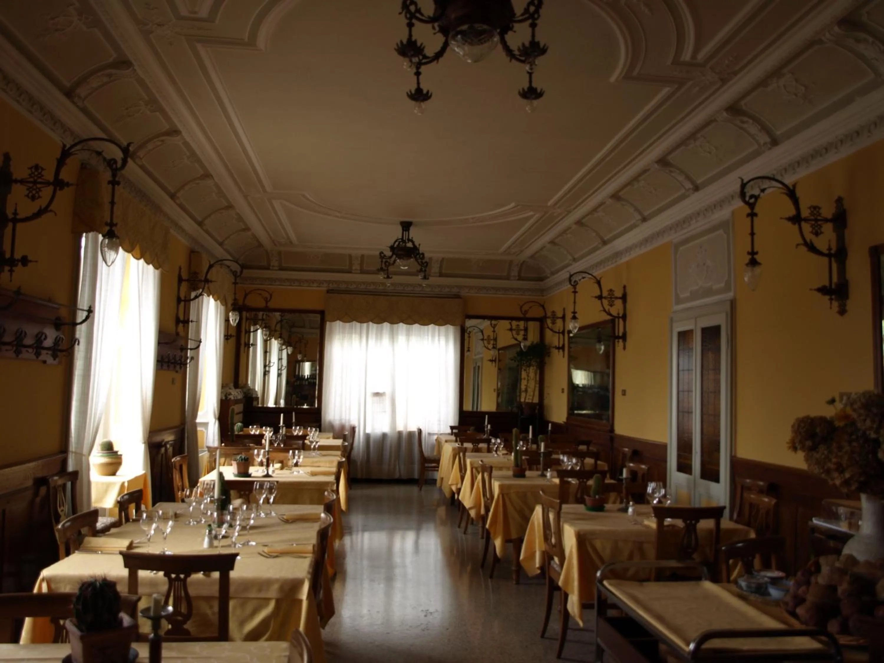 Restaurant/places to eat in Hotel Olivedo