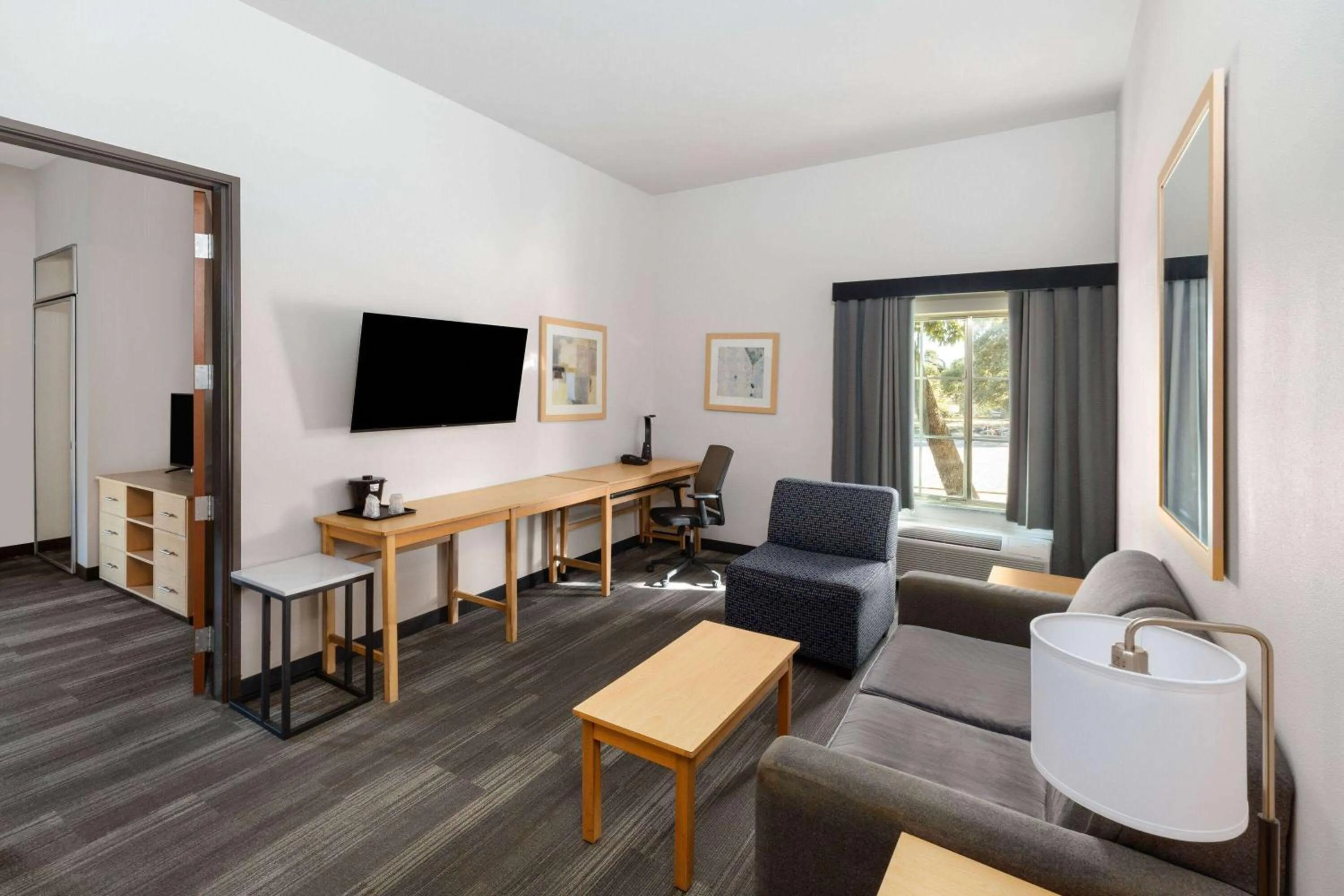 Photo of the whole room in La Quinta by Wyndham Austin NW/Lakeline Mall