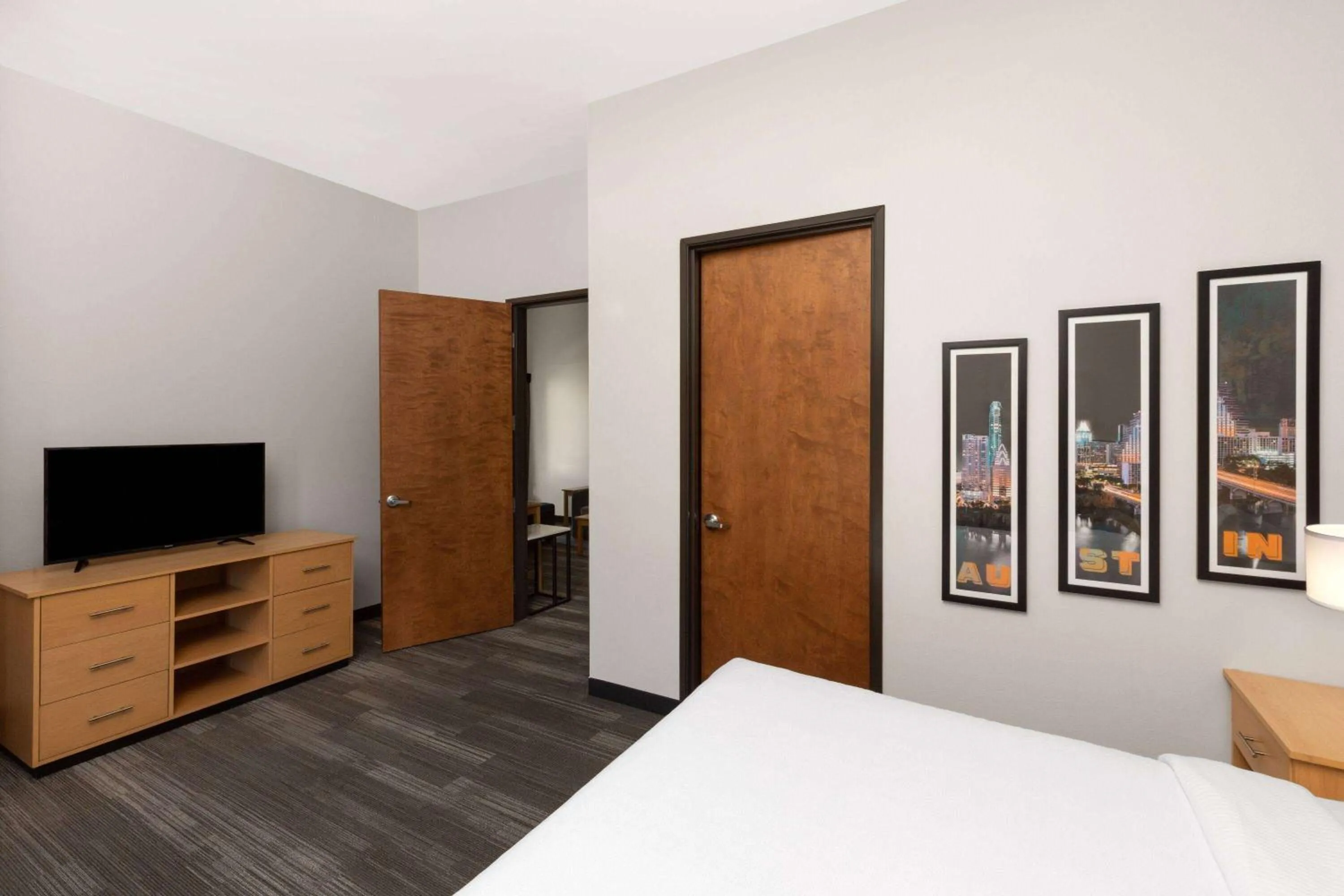 Photo of the whole room, Bed in La Quinta by Wyndham Austin NW/Lakeline Mall