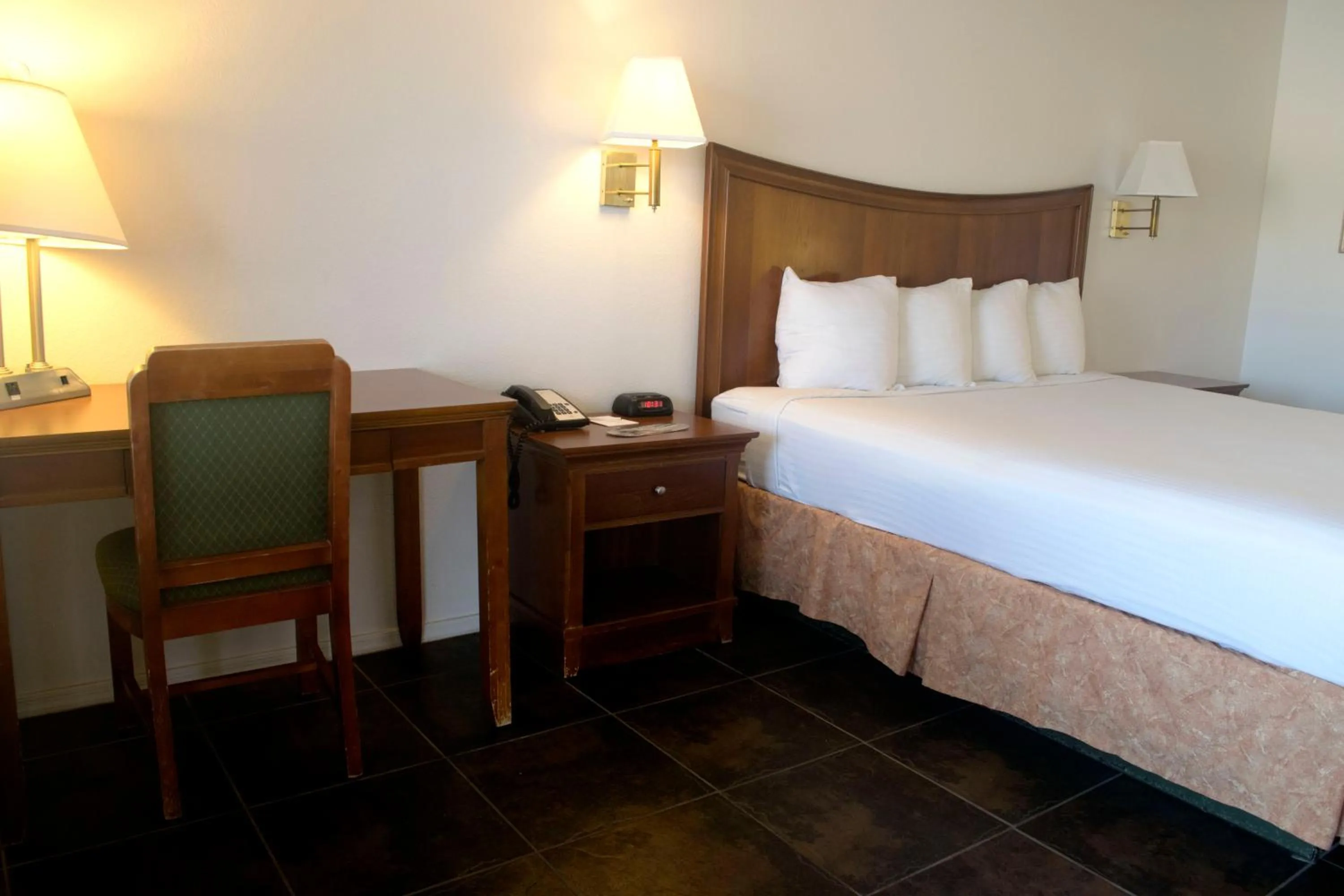 Bed in Rio Del Sol Inn Needles