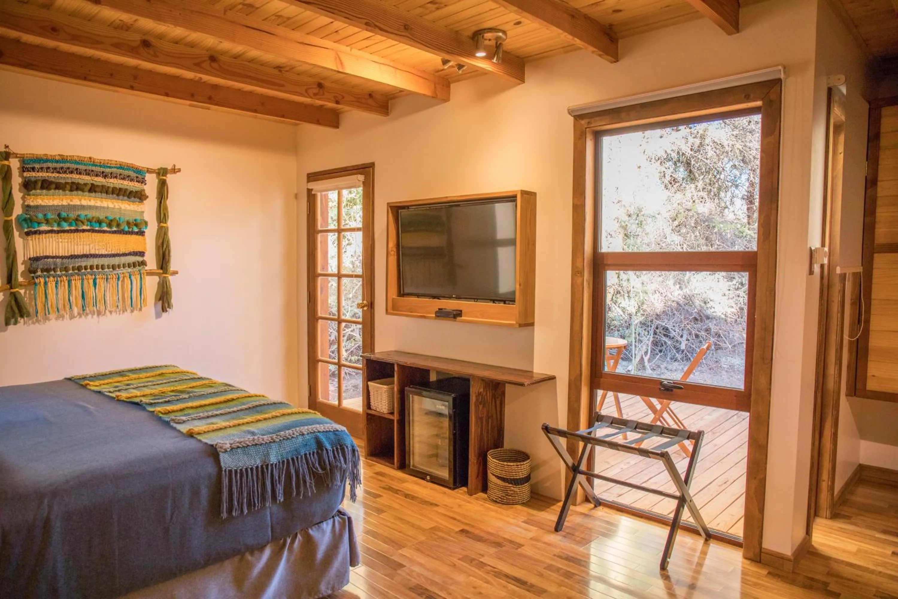 Communal lounge/ TV room, Bed in Lodge Quelana