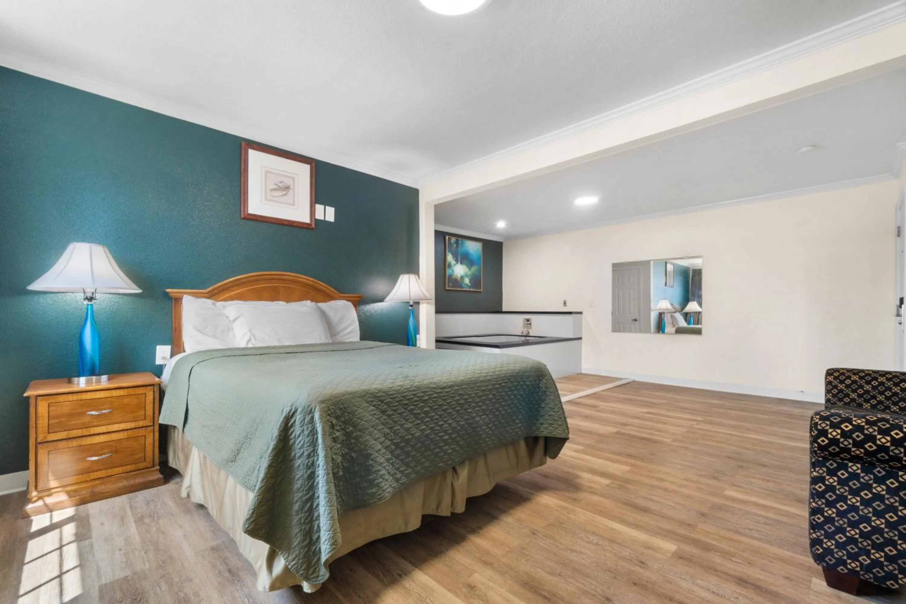 Queen Room with Spa Bath in Aristocrat Motel