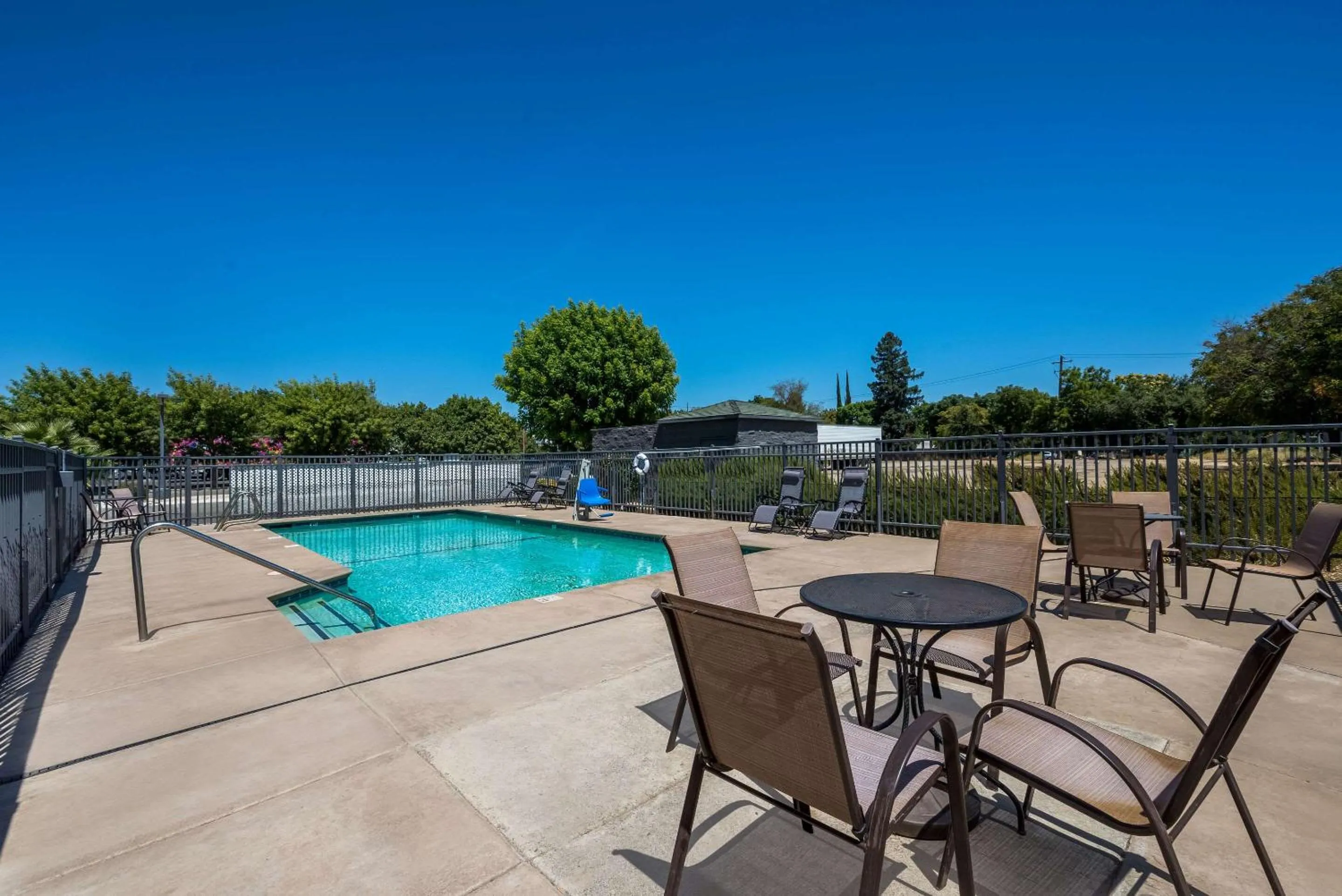 Swimming pool in Quality Inn Yuba City-Marysville