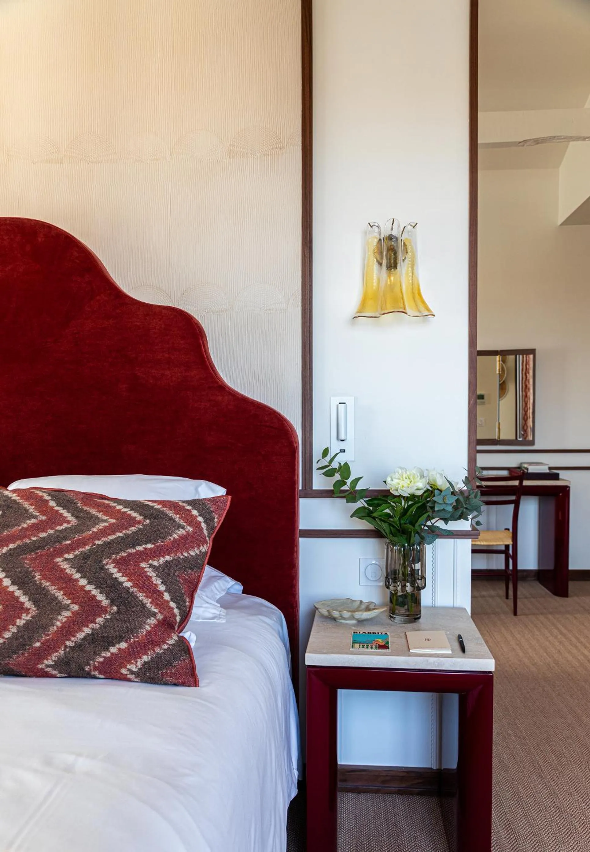 Property building, Bed in Hotel de Silhouette