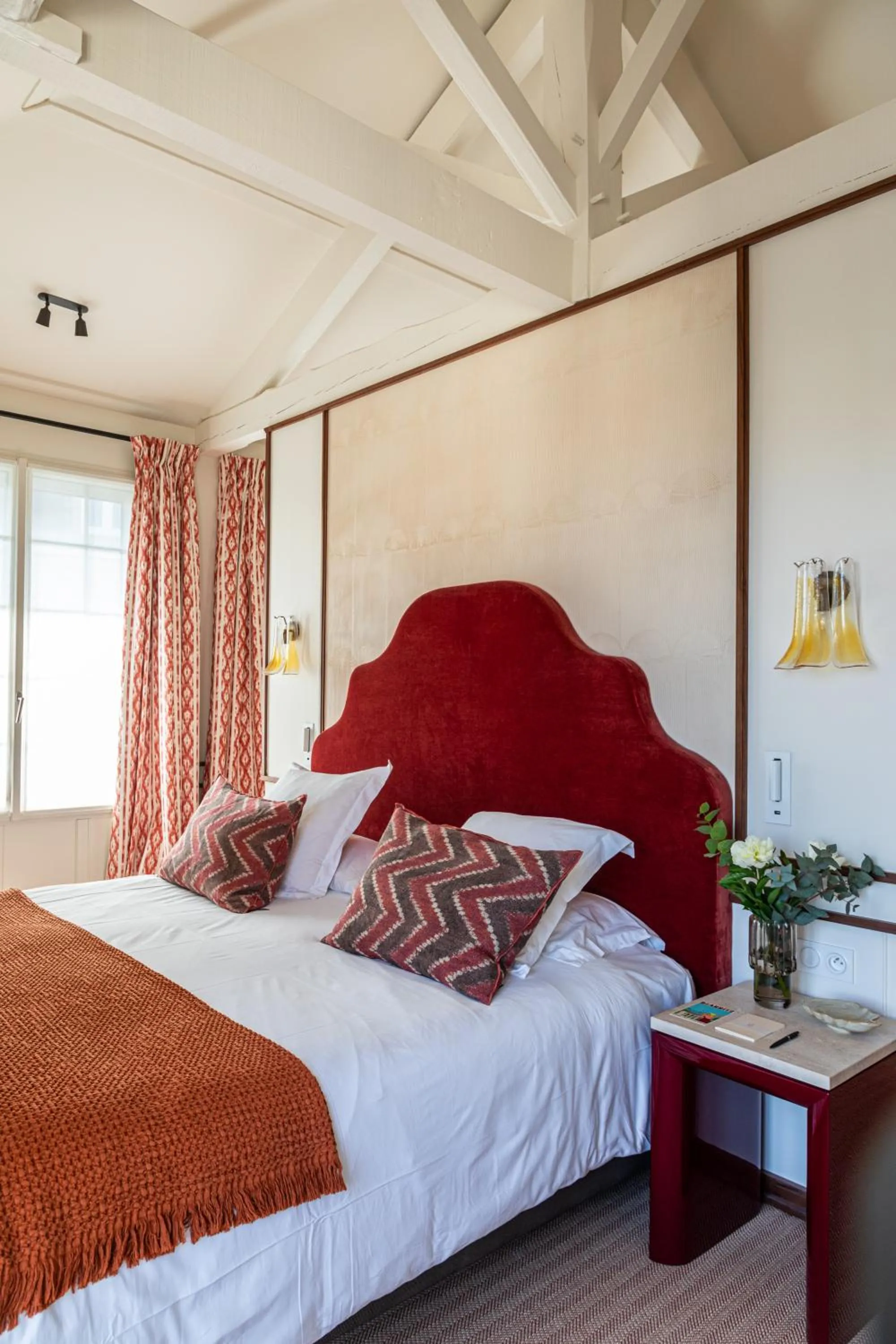 Bed in Hotel de Silhouette