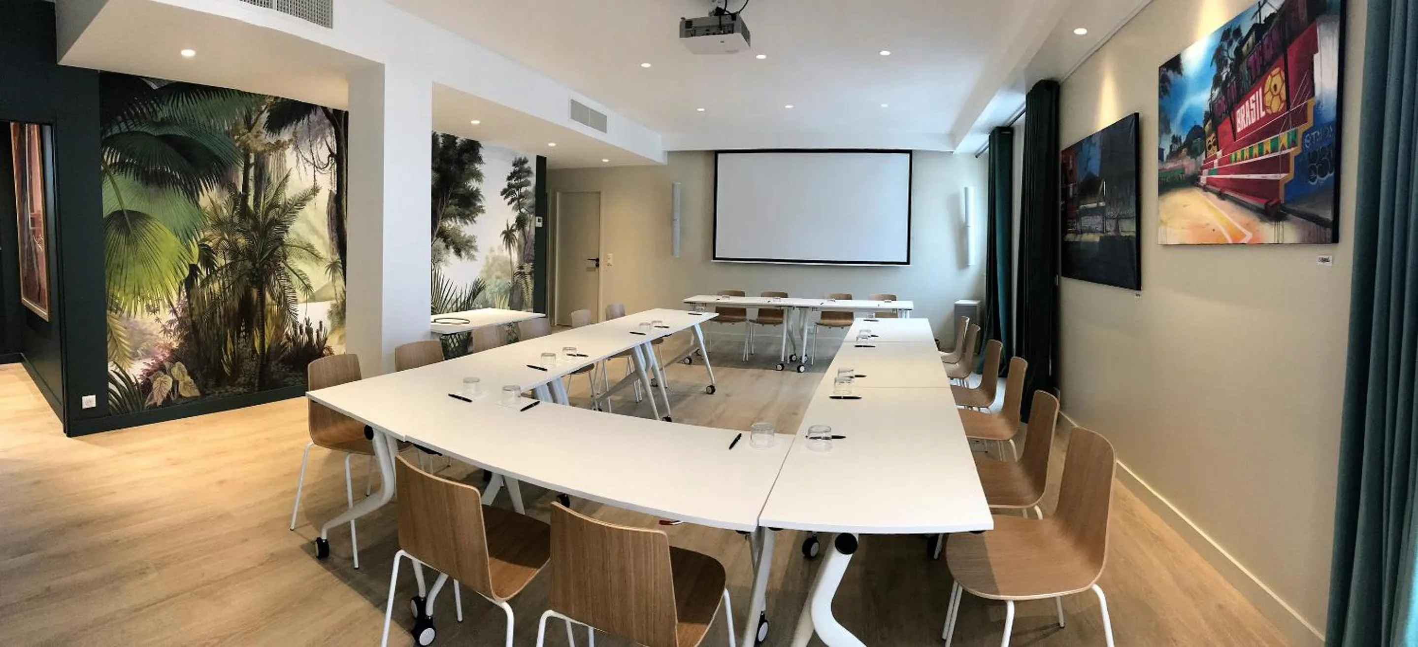 Business facilities in Hotel de Silhouette