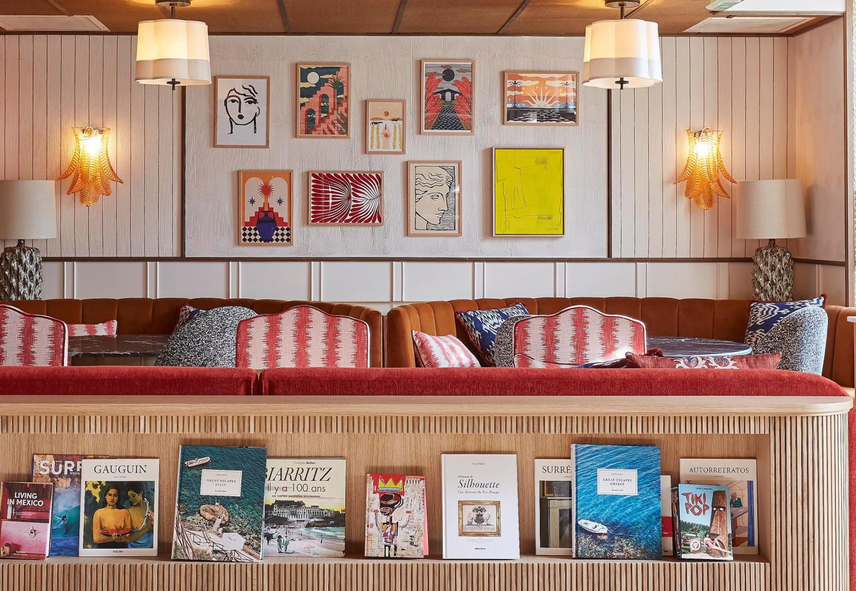 Property building in Hotel de Silhouette