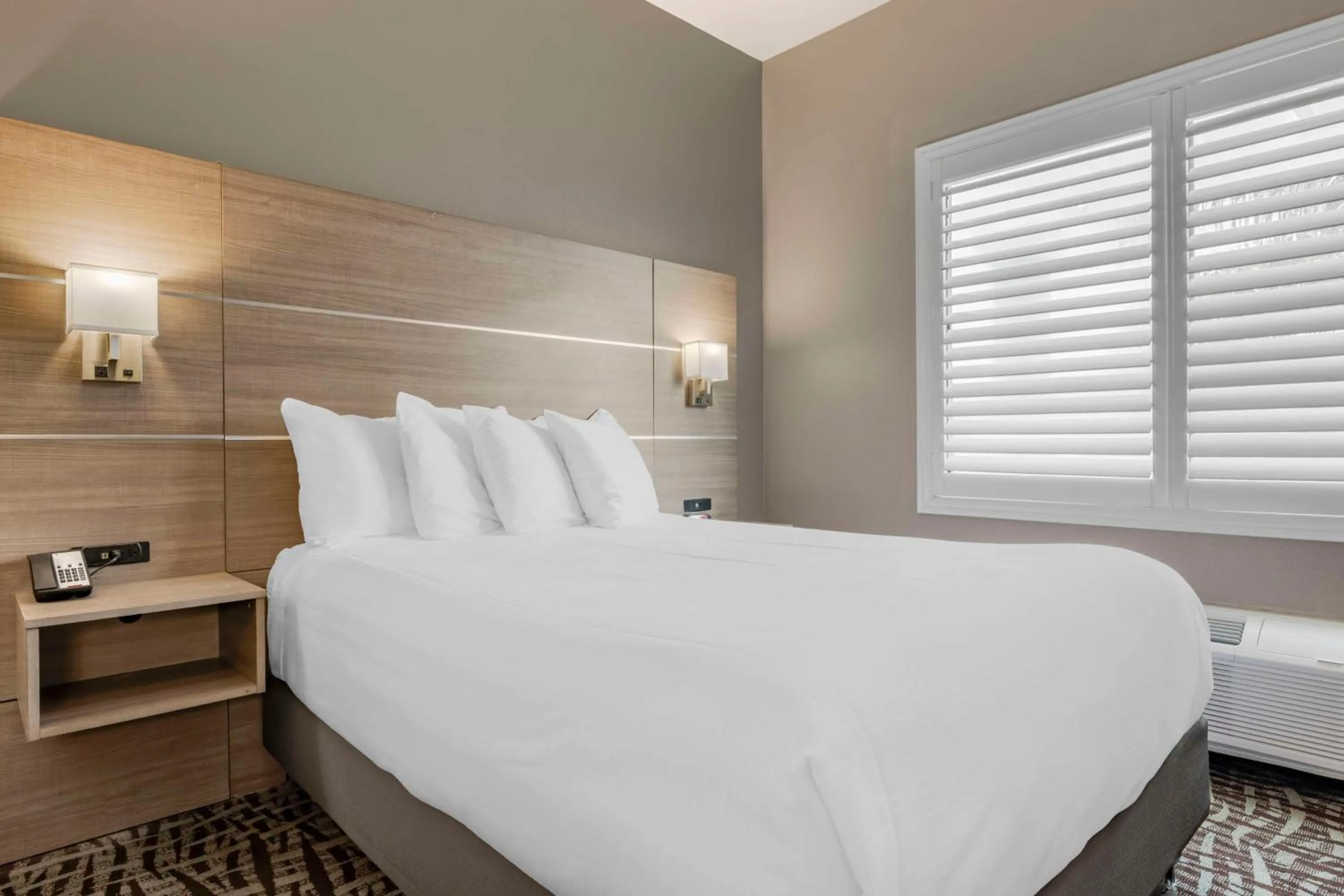 Bedroom, Bed in Best Western Plus Lake Elsinore Inn & Suites