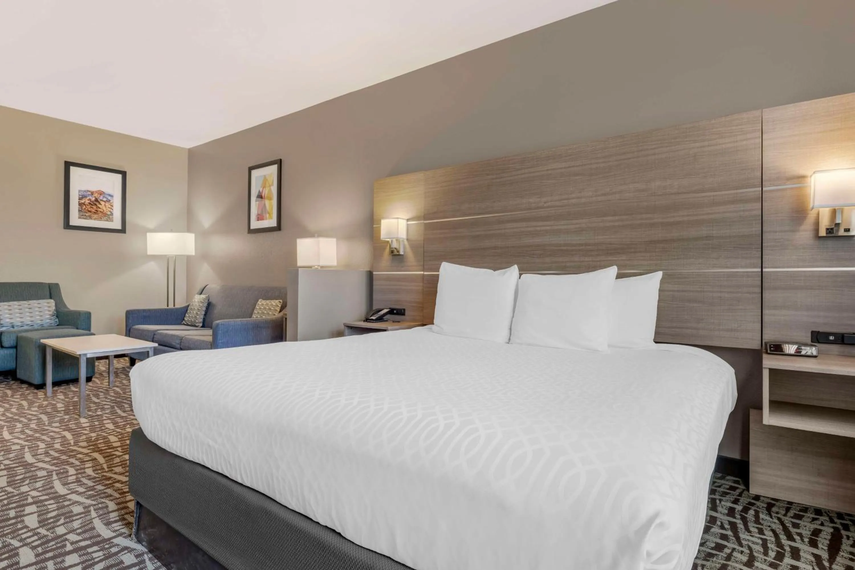 Bedroom, Bed in Best Western Plus Lake Elsinore Inn & Suites