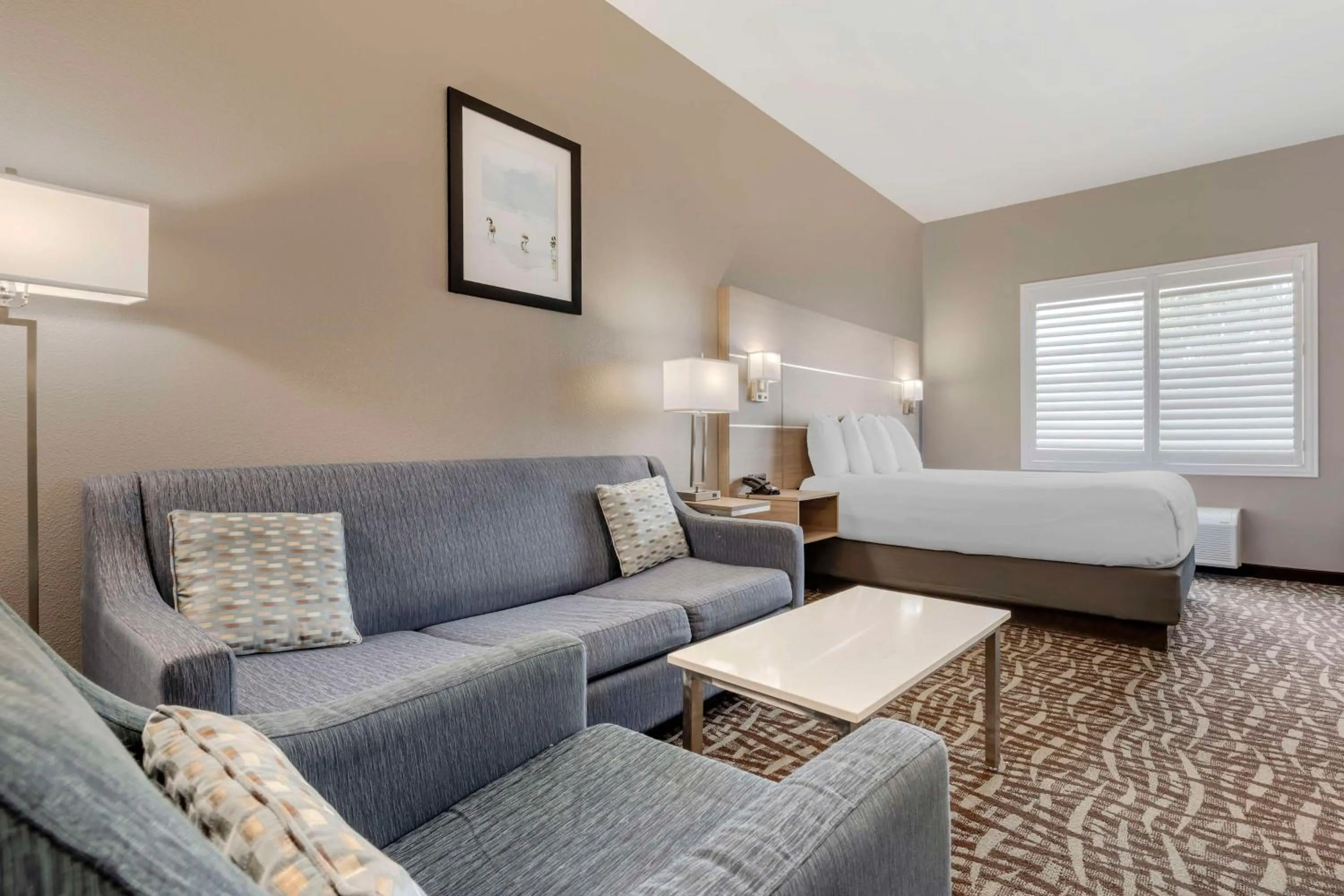 Bedroom in Best Western Plus Lake Elsinore Inn & Suites