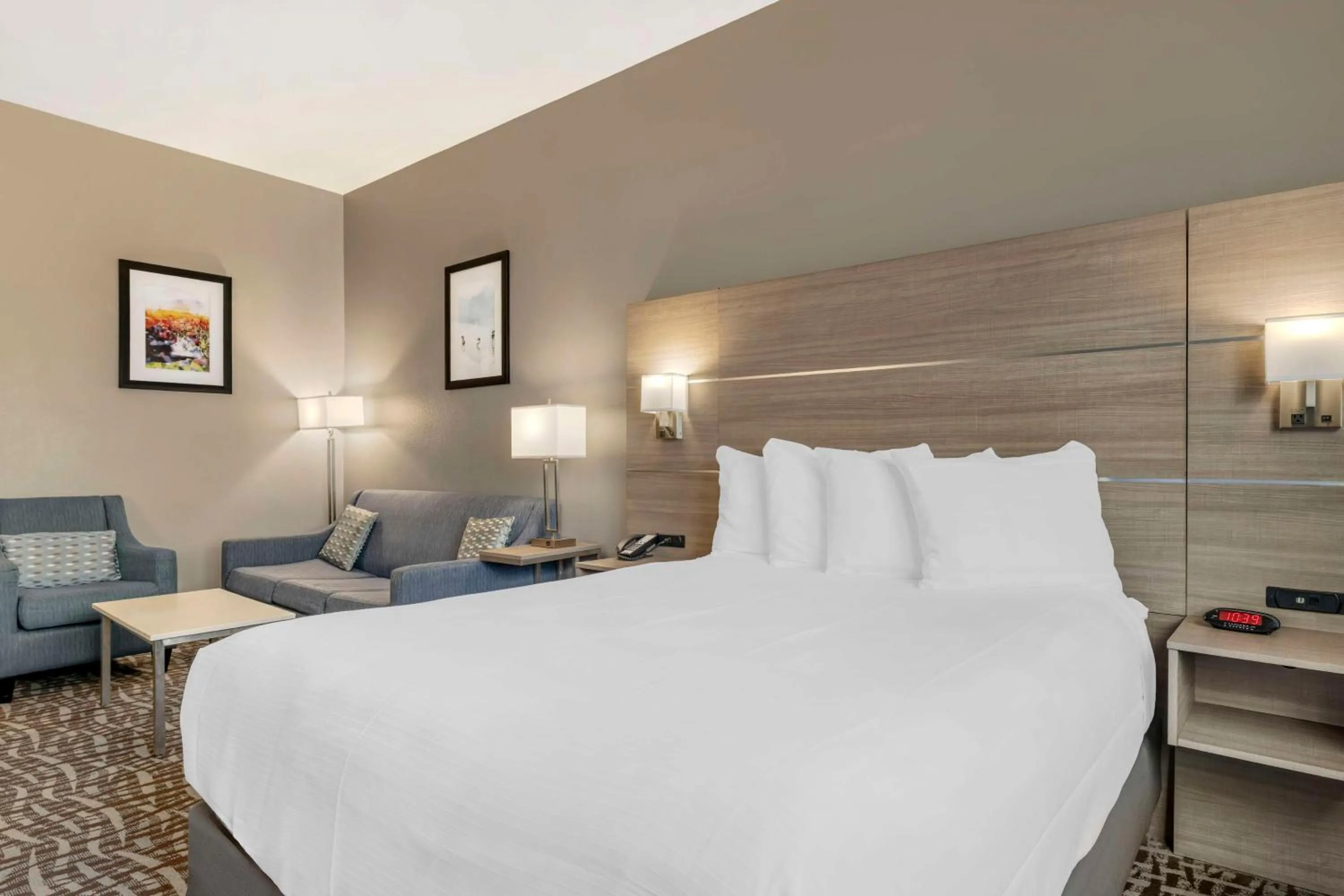 Bedroom, Bed in Best Western Plus Lake Elsinore Inn & Suites