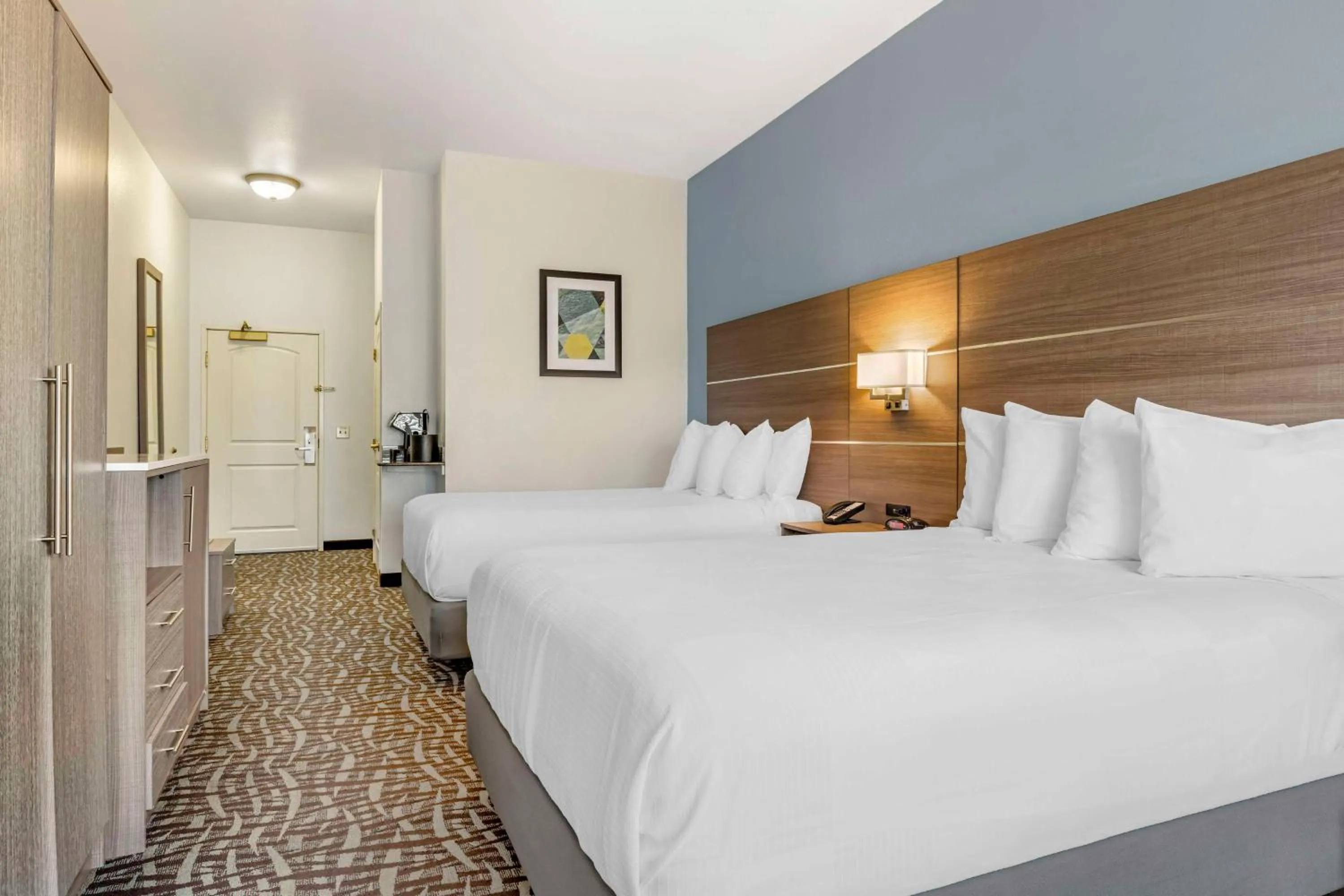 Bedroom, Bed in Best Western Plus Lake Elsinore Inn & Suites