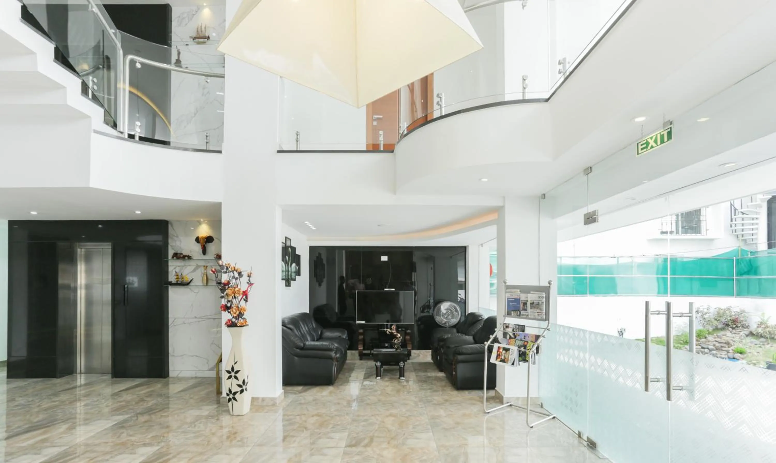 Communal lounge/ TV room in Hotel Crown Suites