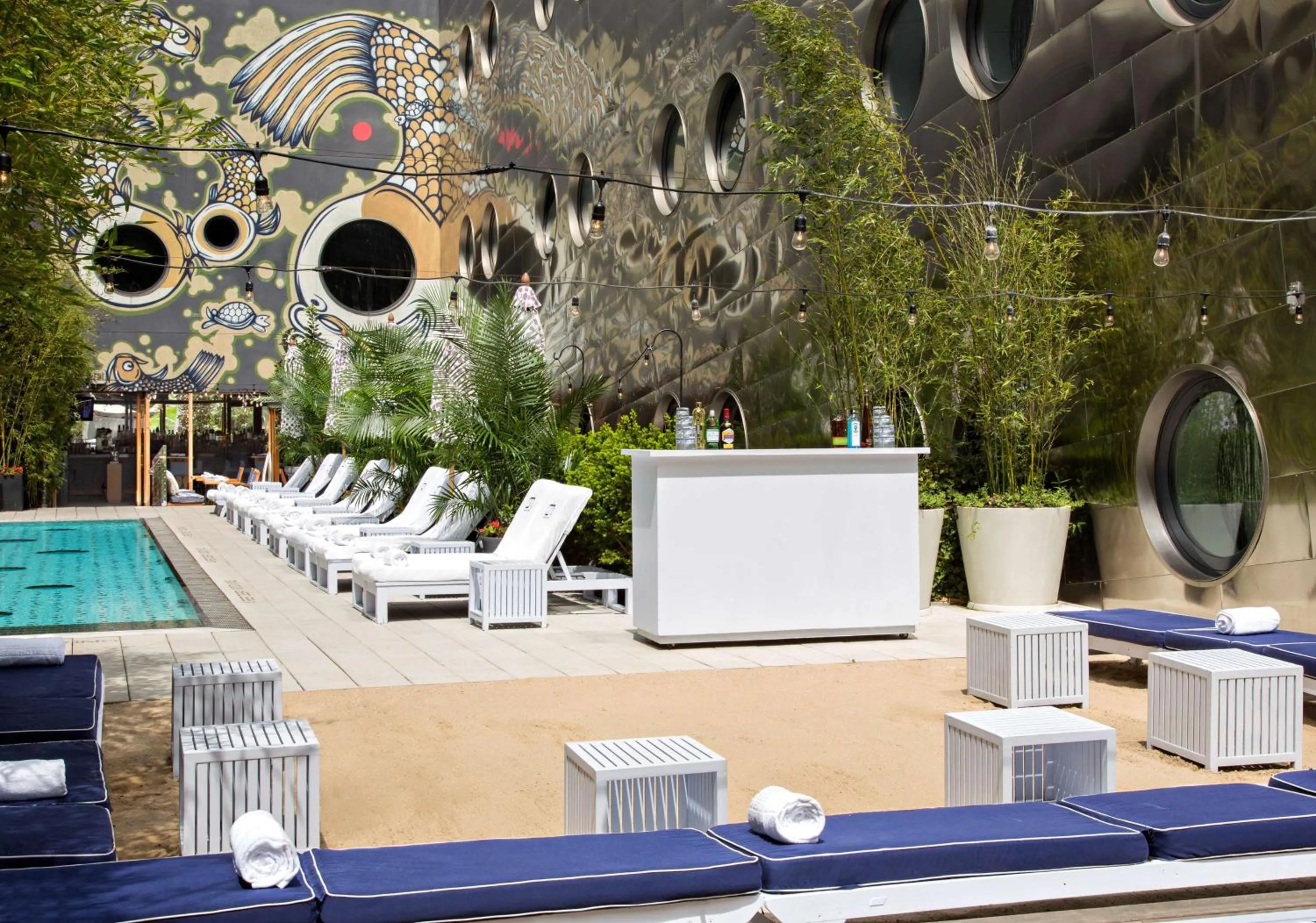 Swimming pool in Dream Downtown, by Hyatt