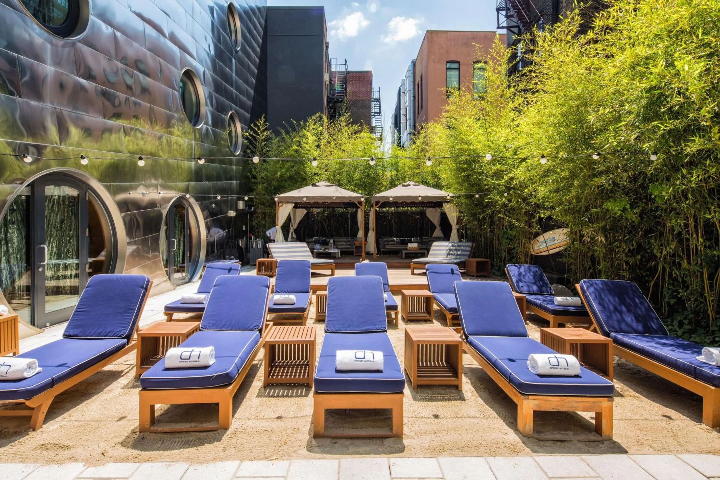 Swimming pool in Dream Downtown, by Hyatt