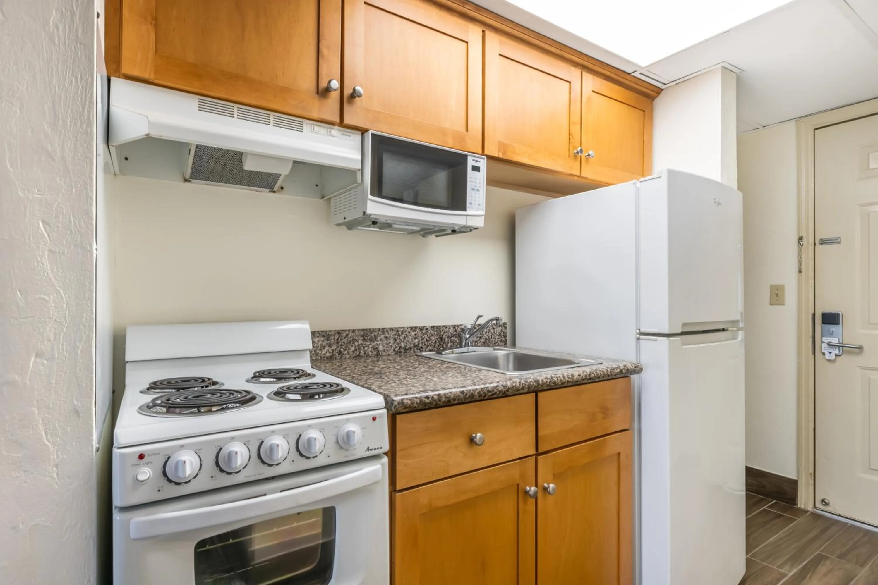 Kitchen or kitchenette in Tropical Winds Resort Hotel