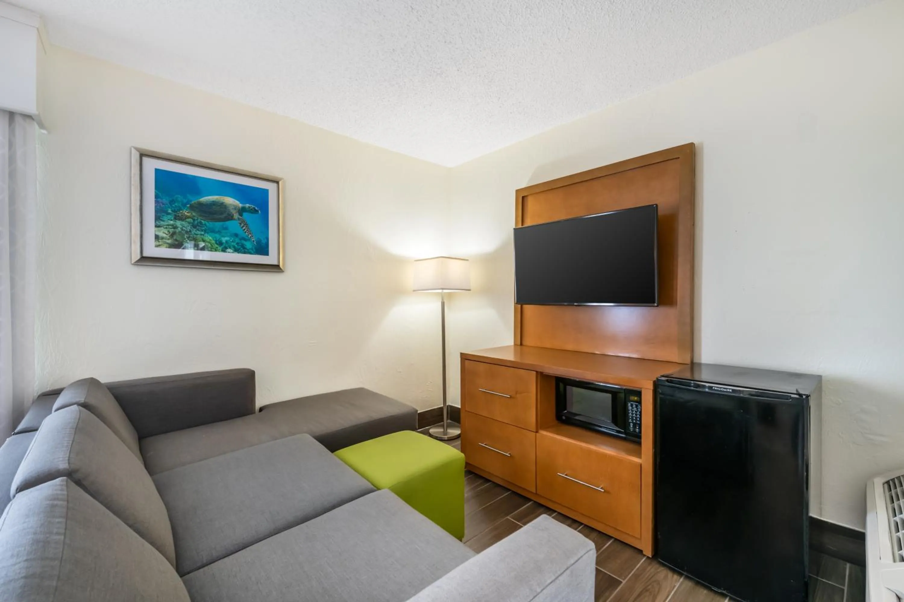 Living room in Tropical Winds Resort Hotel