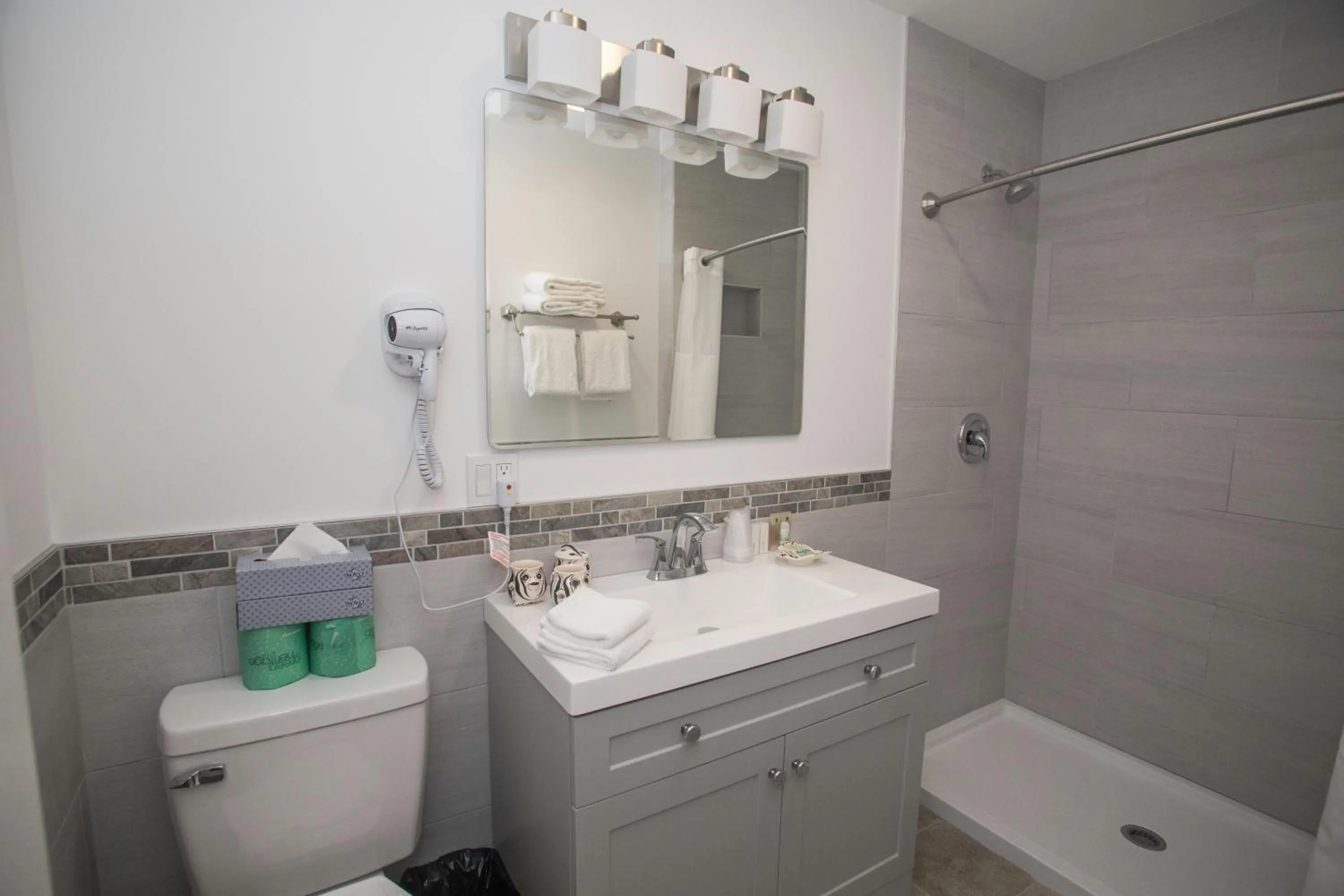 Shower in Kenny's Tipperary Inn