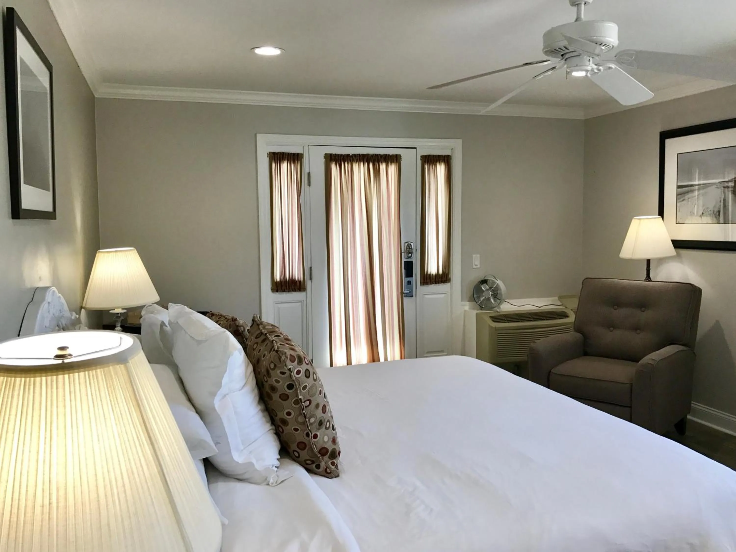 Bedroom, Bed in Kenny's Tipperary Inn