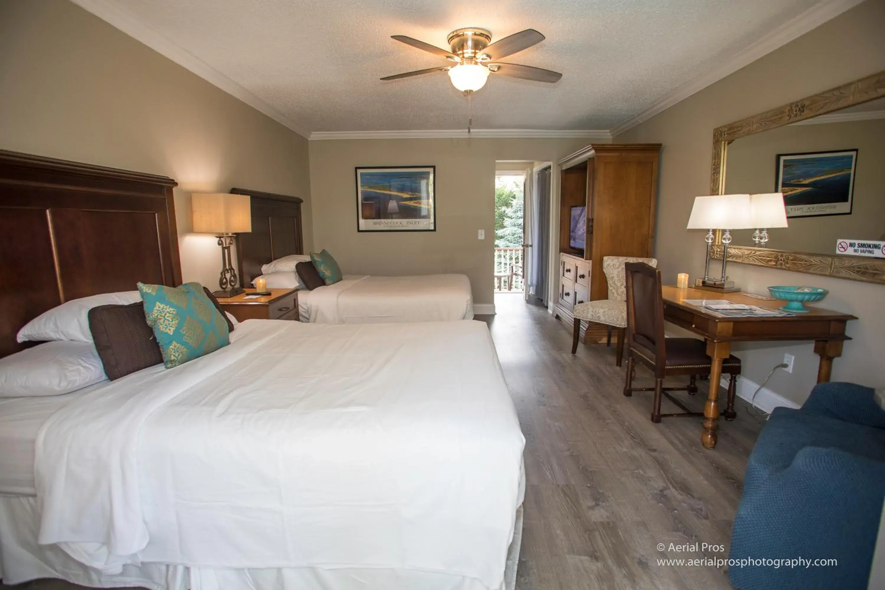 Queen Room with Two Queen Beds in Kenny's Tipperary Inn Queen Room with Two Queen Beds in Kenny's Tipperary Inn