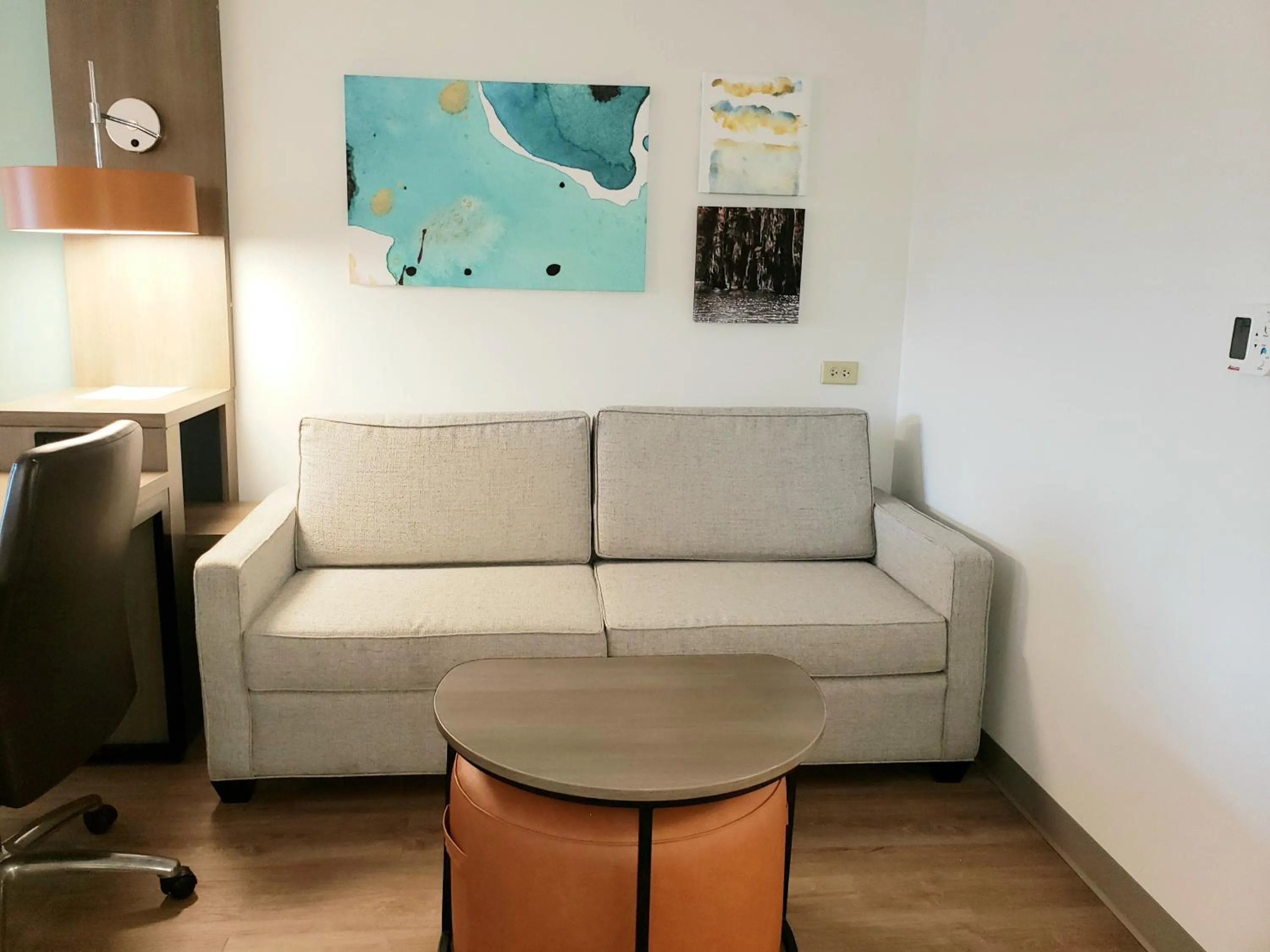 Seating area in Comfort Suites Valdosta Mall Area