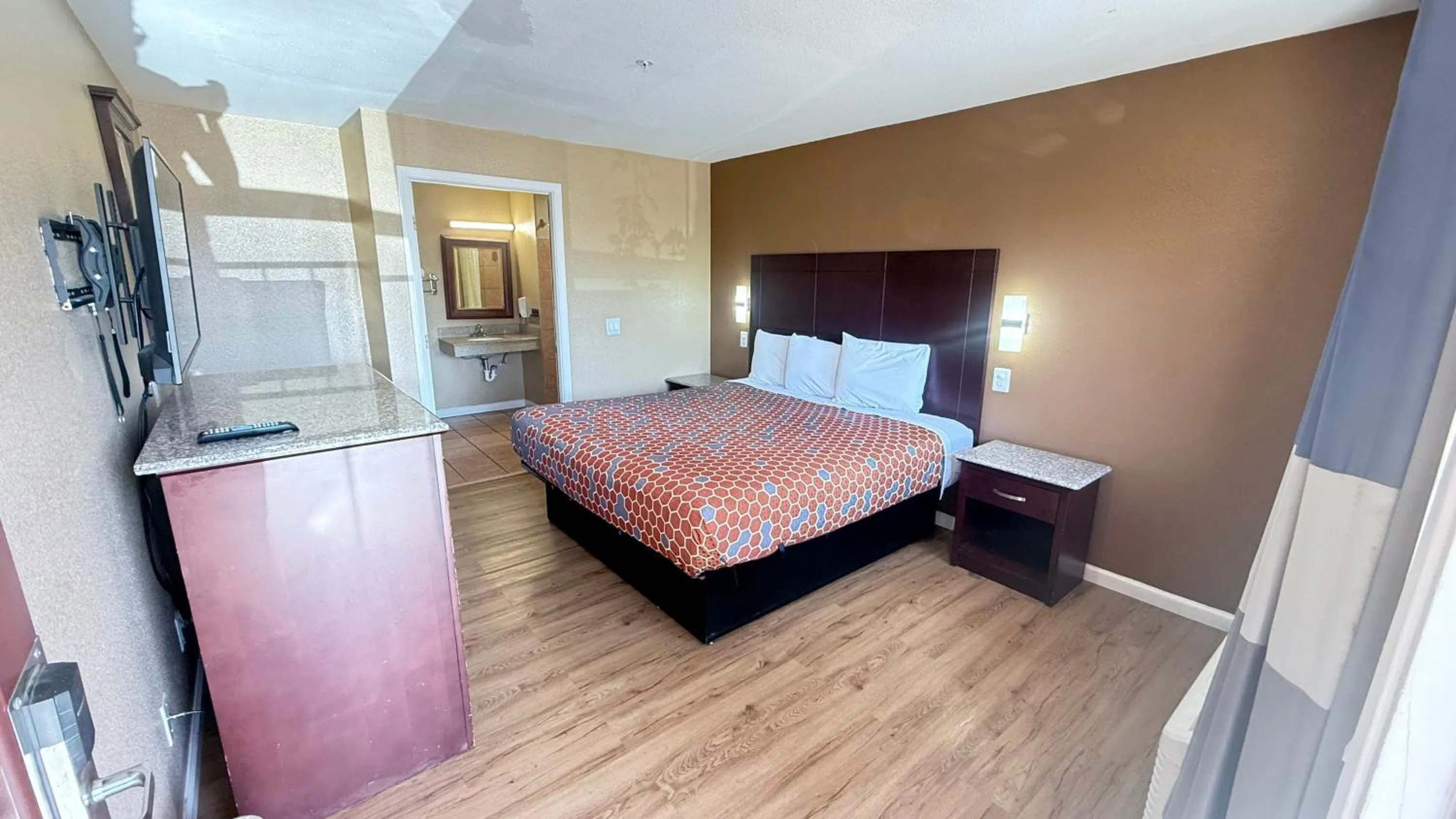 Photo of the whole room, Bed in Valley Inn