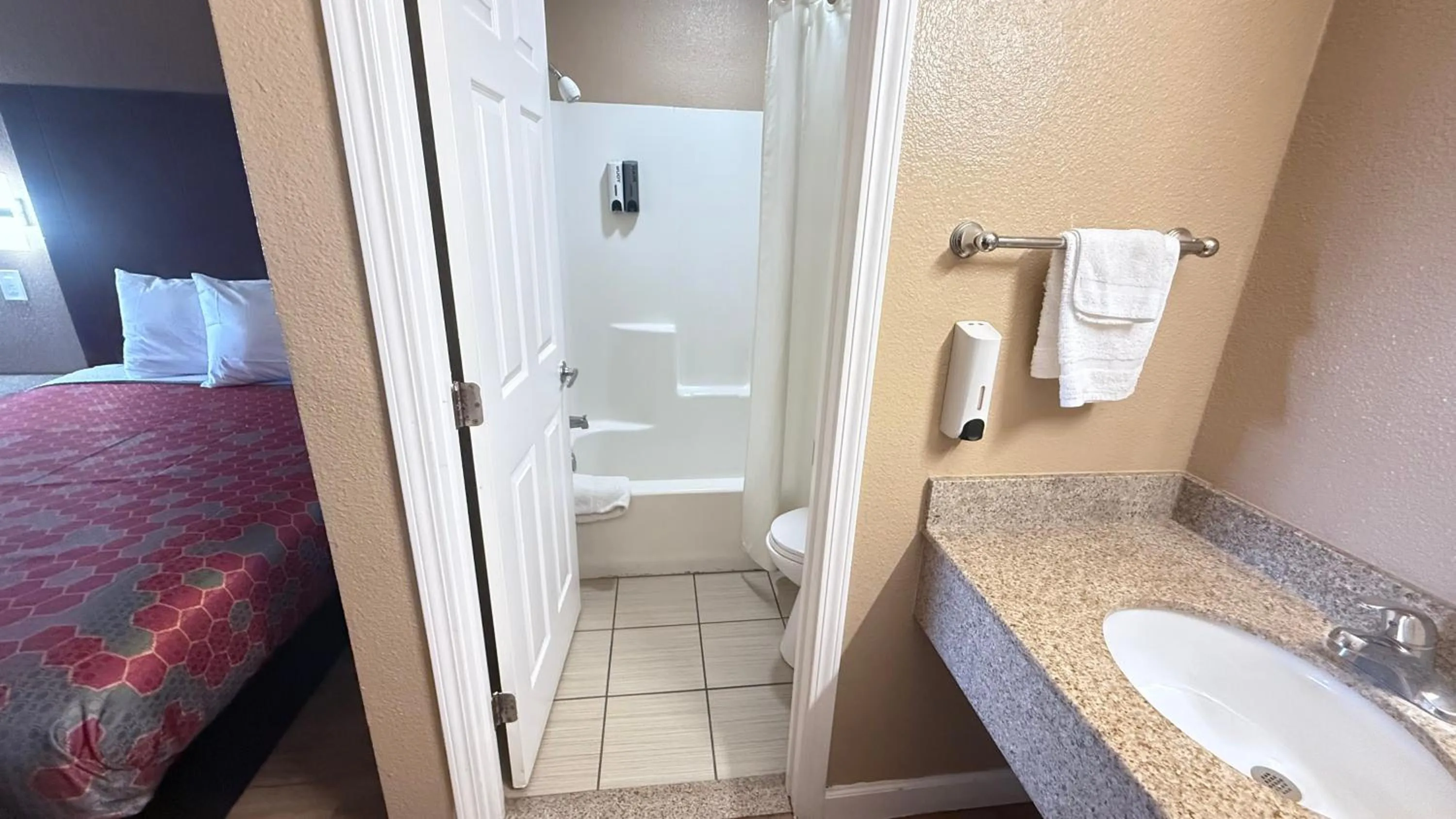 Bathroom, Bed in Valley Inn