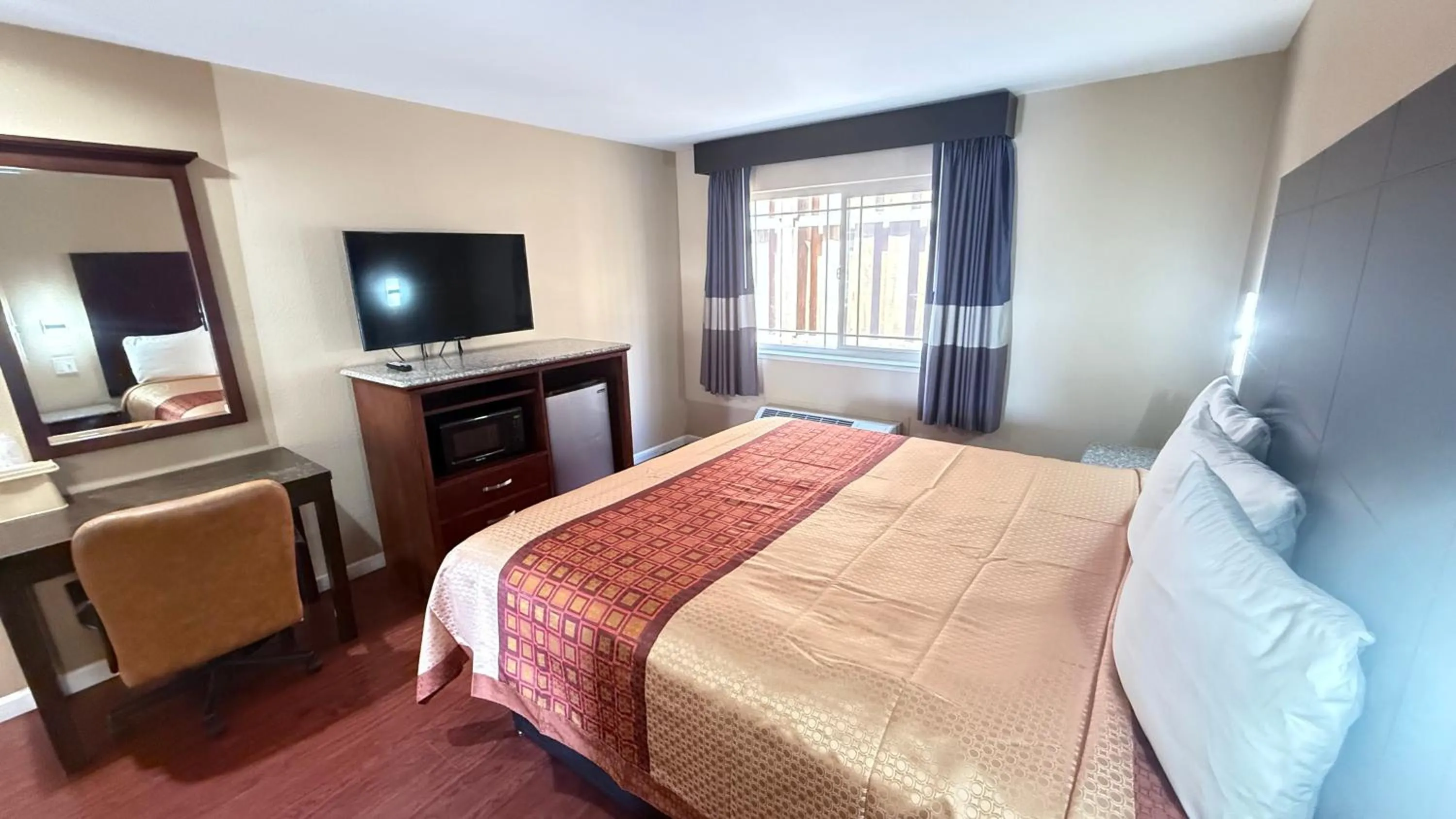 Bedroom, Bed in Valley Inn