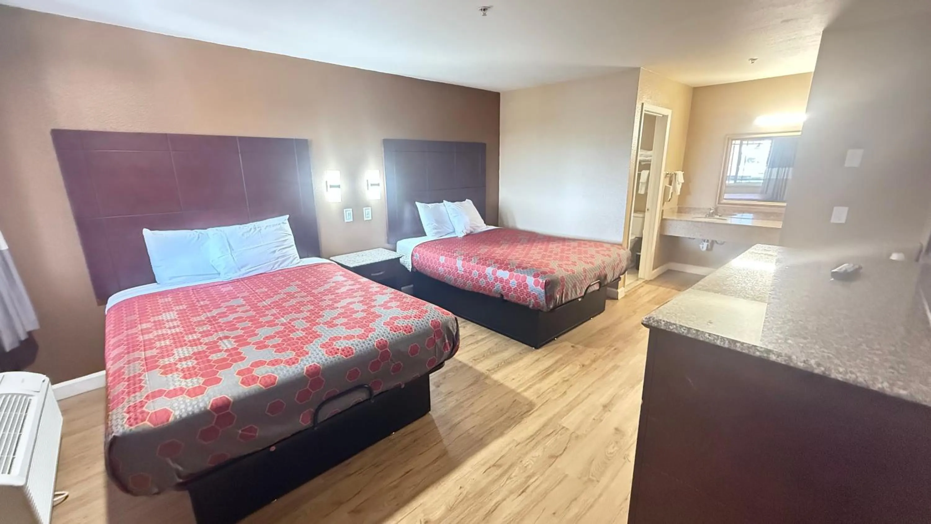 Photo of the whole room, Bed in Valley Inn