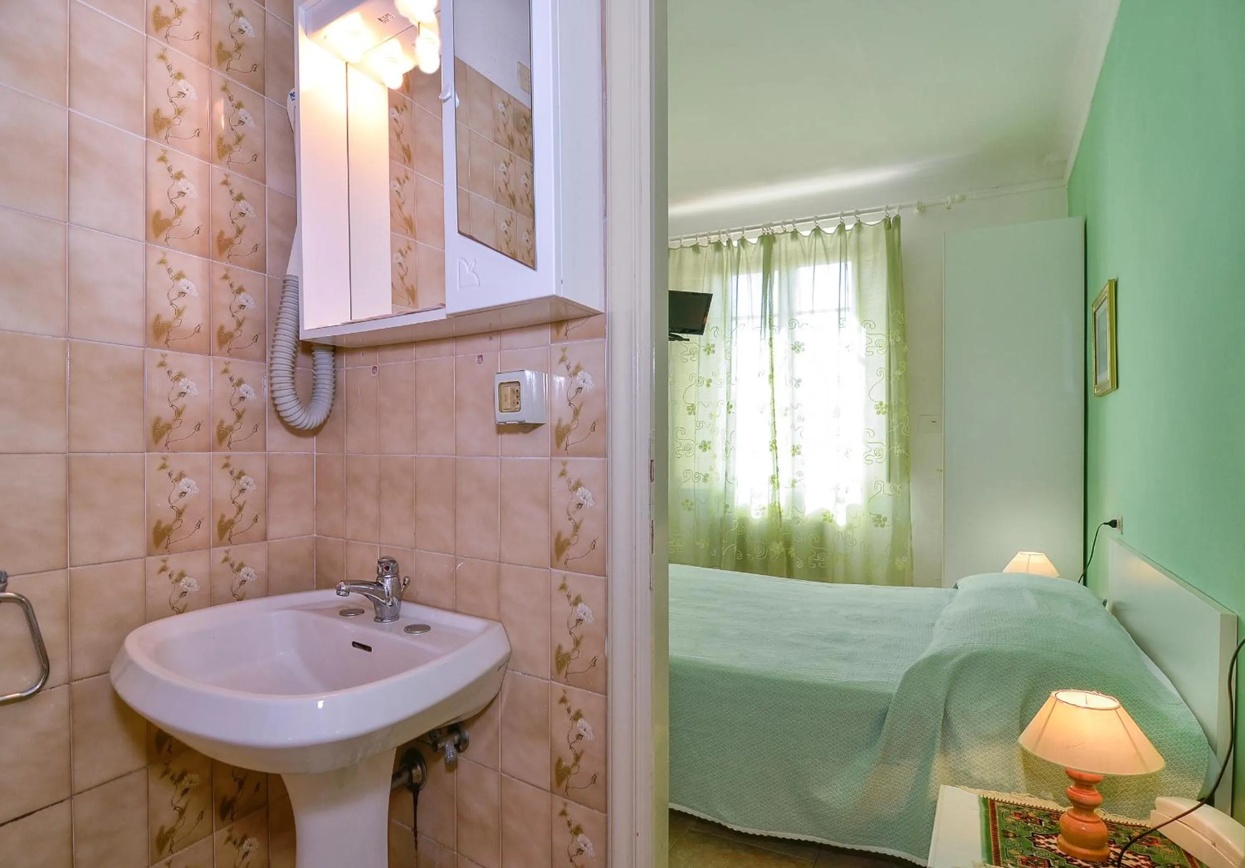 Bathroom, Bed in Hotel Cilene