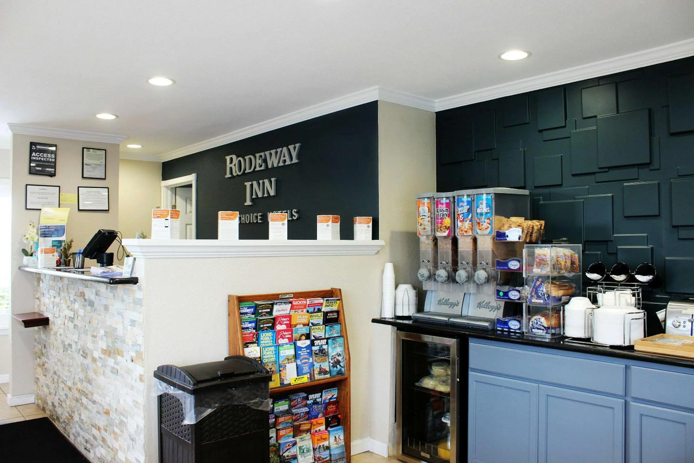 Lobby or reception in Rodeway Inn Near University-Gateway to Yosemite