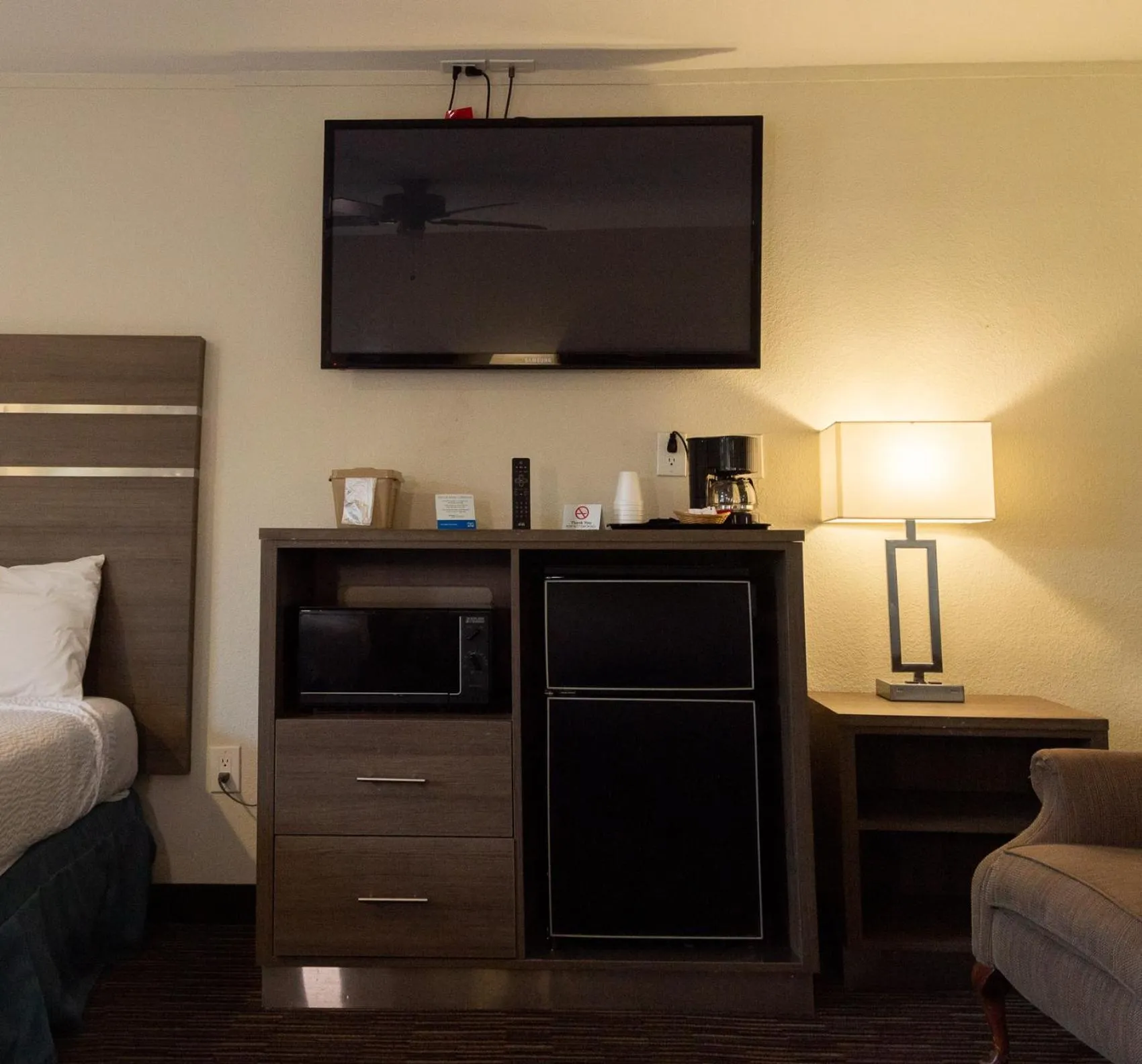 TV and multimedia, Bed in Rodeway Inn Near University-Gateway to Yosemite