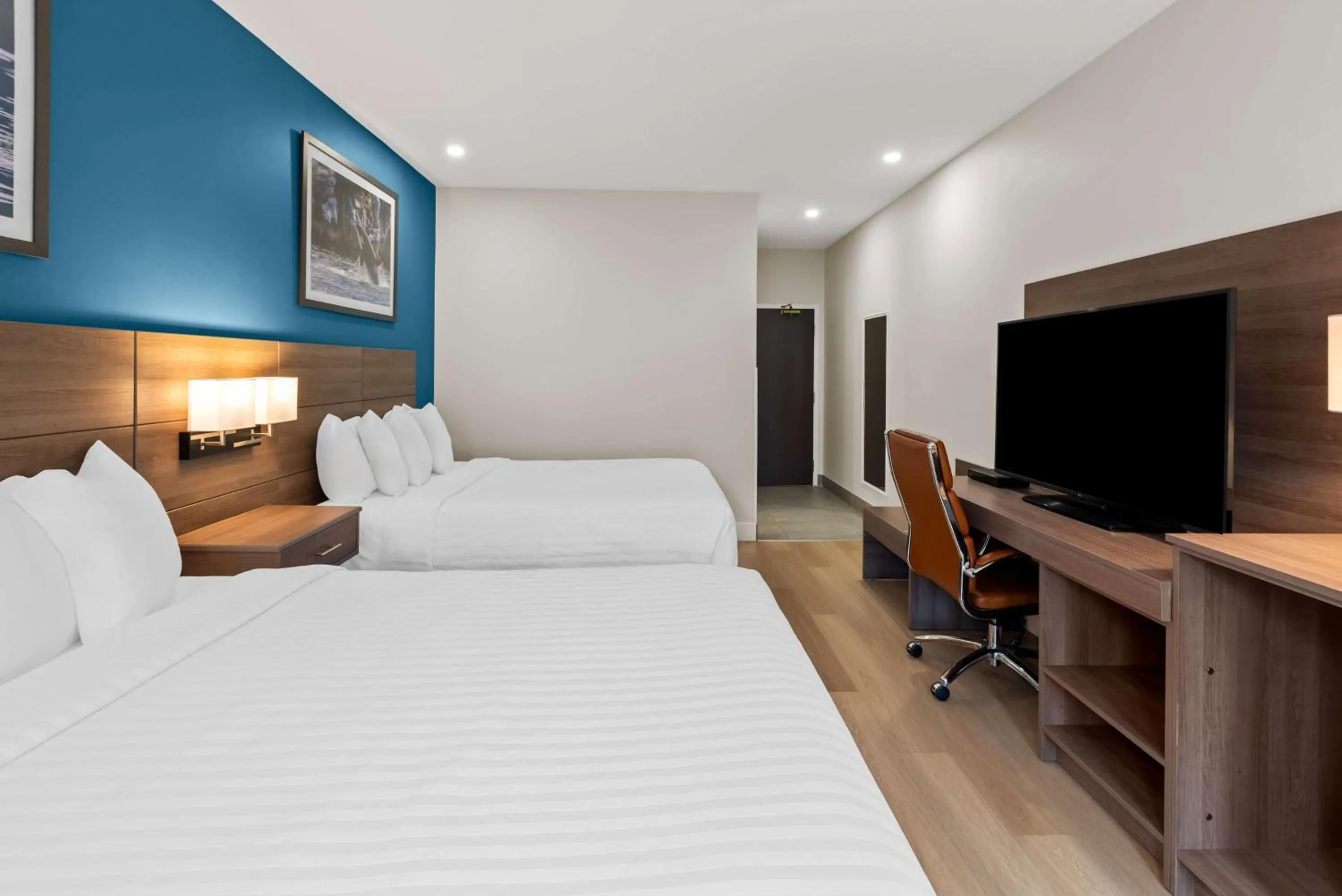 Bedroom, Bed in Travelodge by Wyndham Parksville