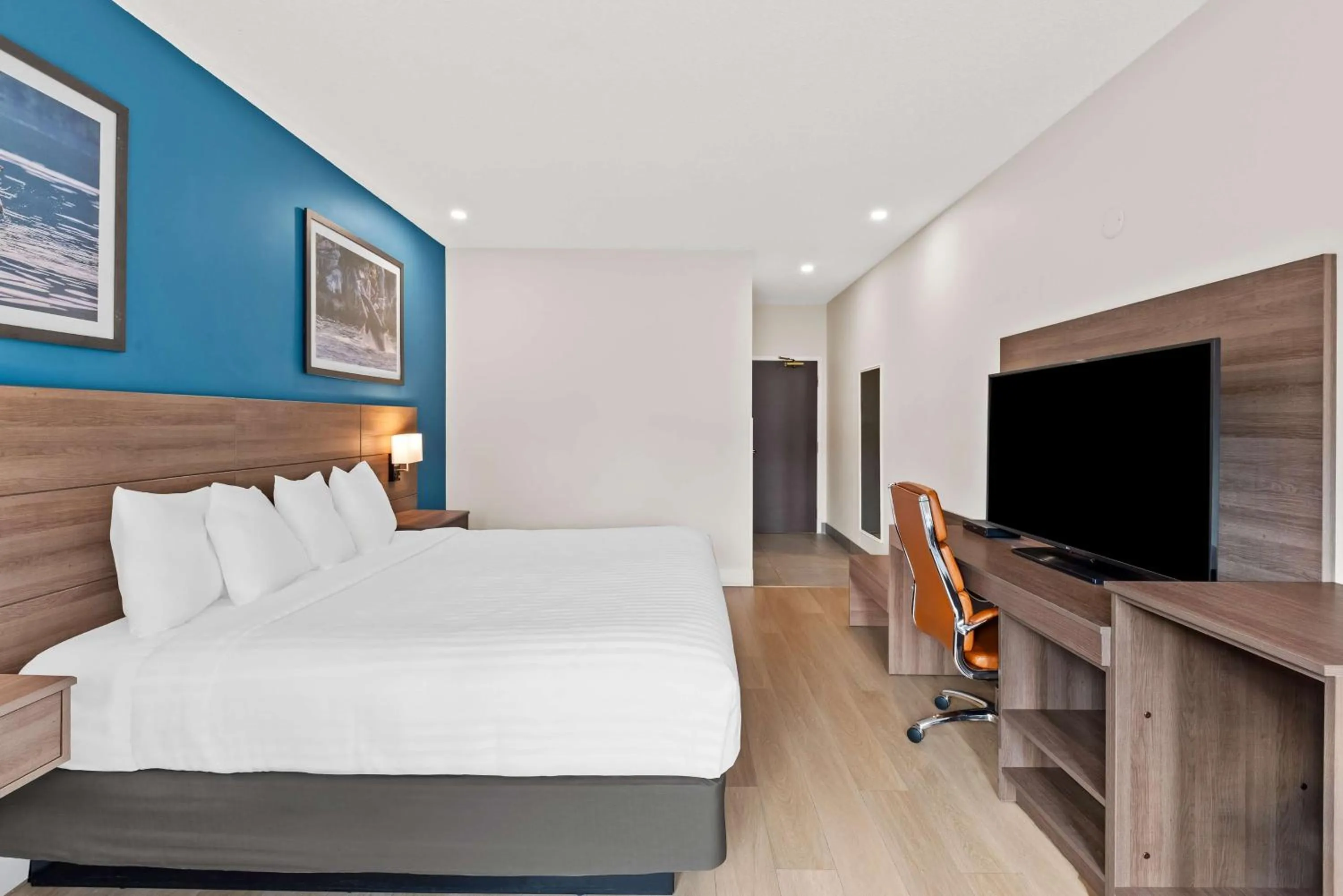 Bedroom, Bed in Travelodge by Wyndham Parksville
