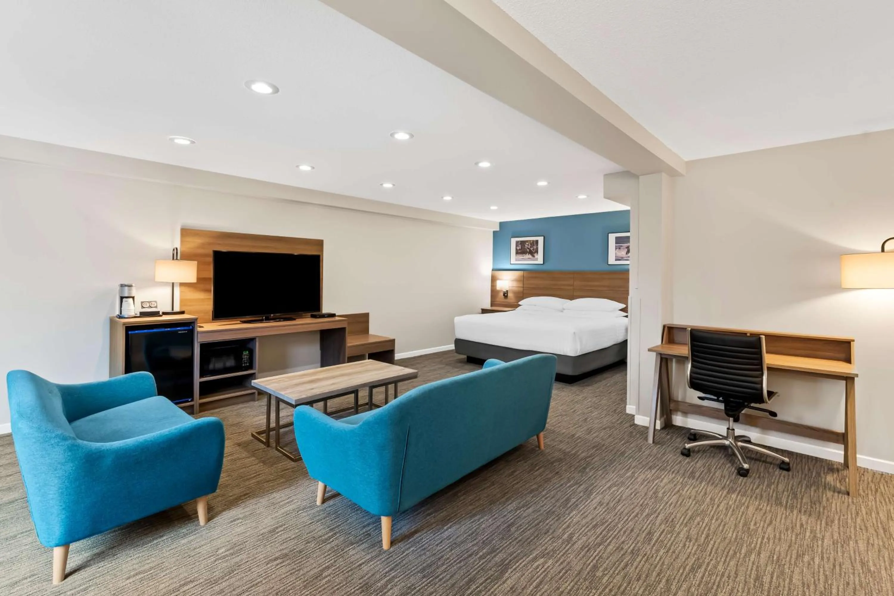 Bedroom, Bed in Travelodge by Wyndham Parksville