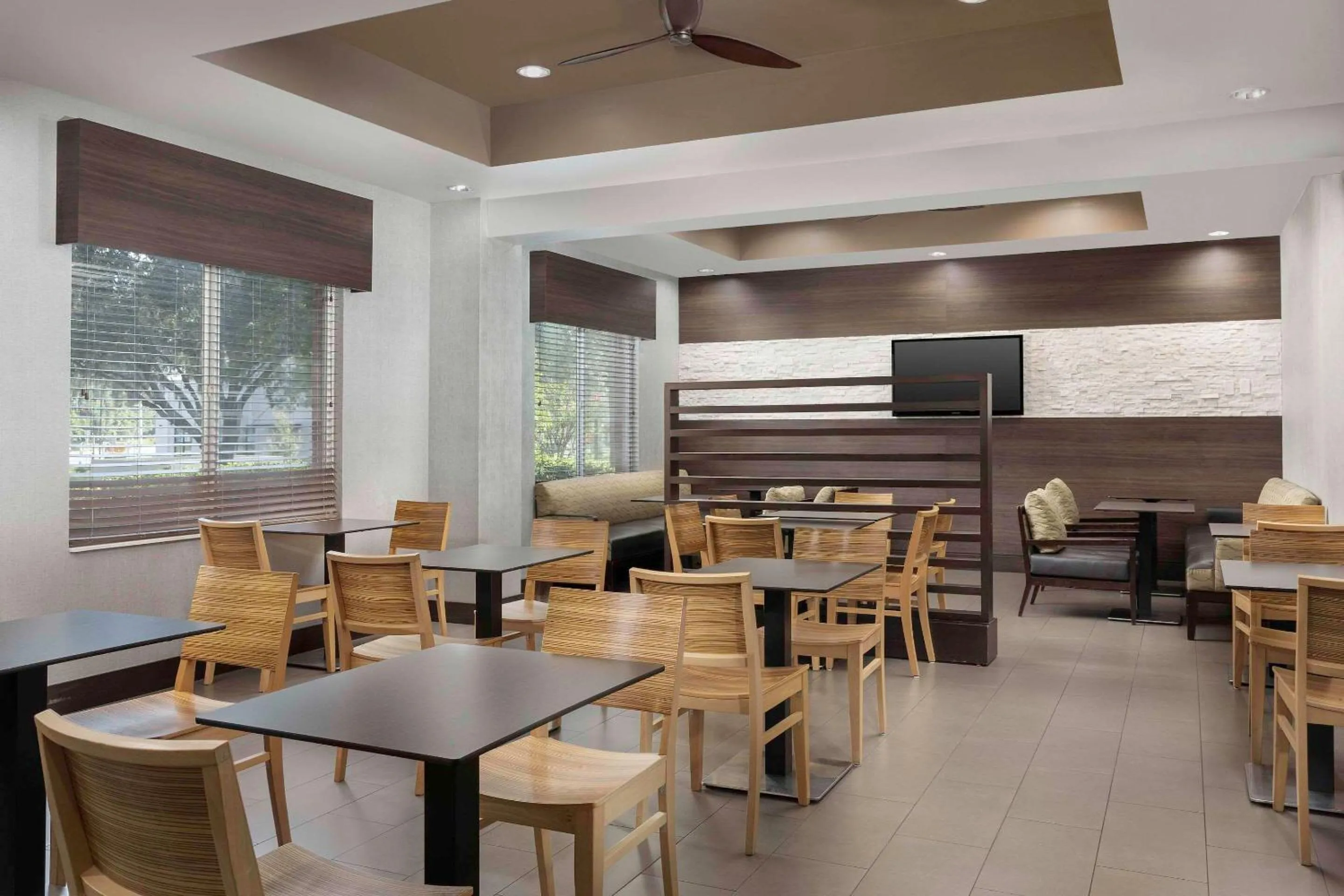 Breakfast in Country Inn & Suites by Radisson, Gainesville, FL